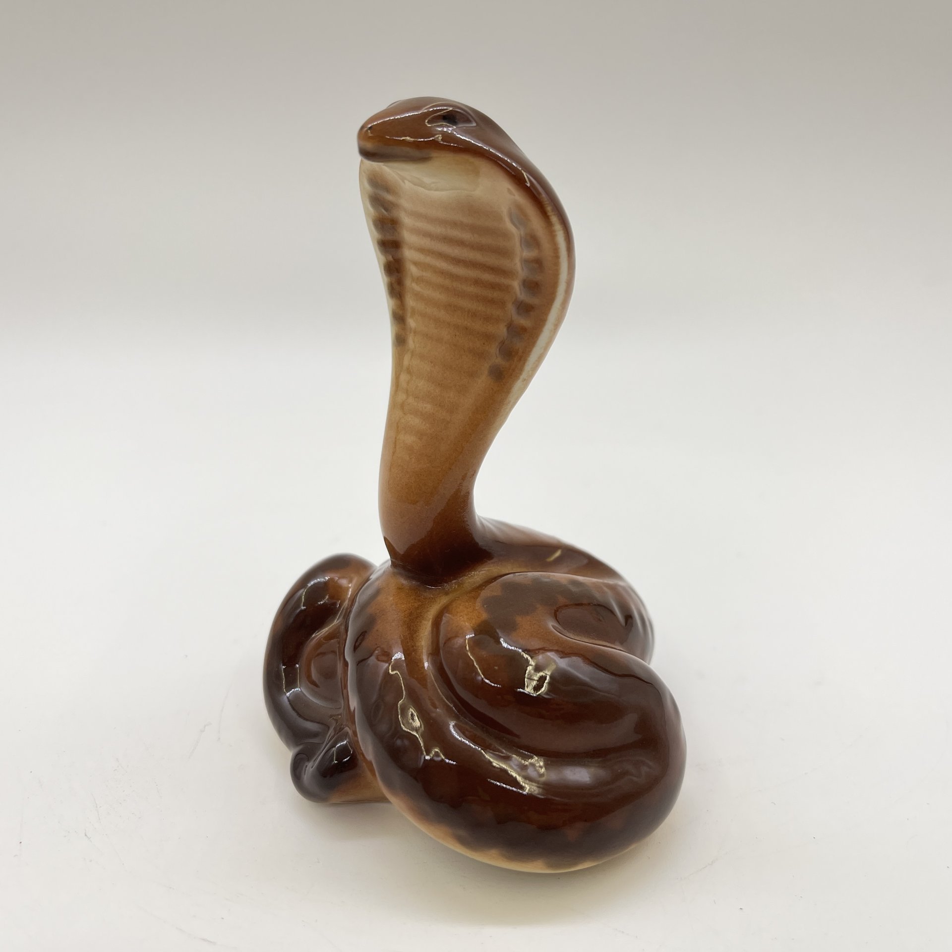 Статуэтка "Королевская кобра", автор Сорокин М.А., фарфор, аэрография, Ленинградский фарфоровый завод (ЛФЗ), СССР, 1970-1980 гг.