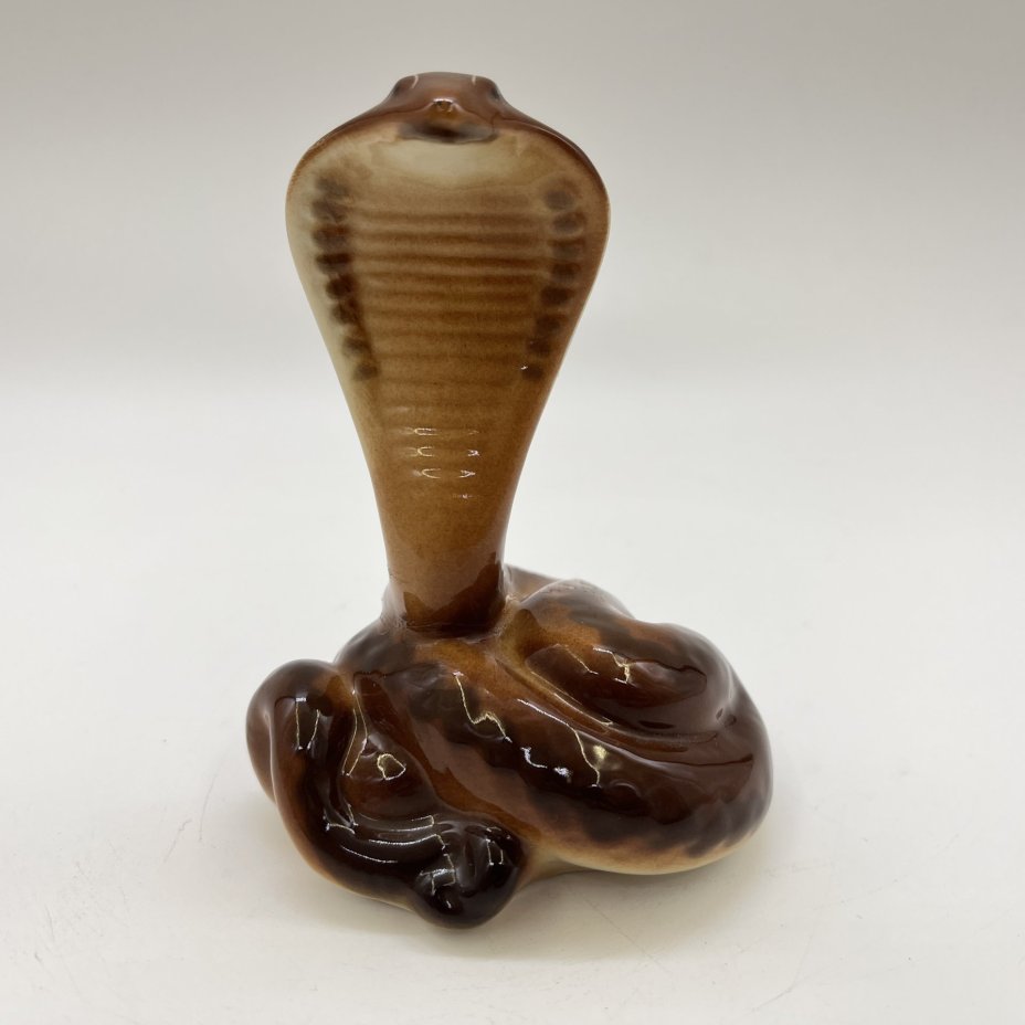 Статуэтка "Королевская кобра", автор Сорокин М.А., фарфор, аэрография, Ленинградский фарфоровый завод (ЛФЗ), СССР, 1970-1980 гг.