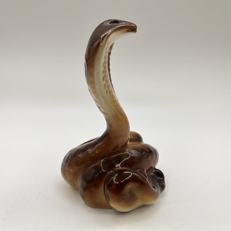 Статуэтка "Королевская кобра", автор Сорокин М.А., фарфор, аэрография, Ленинградский фарфоровый завод (ЛФЗ), СССР, 1970-1980 гг.