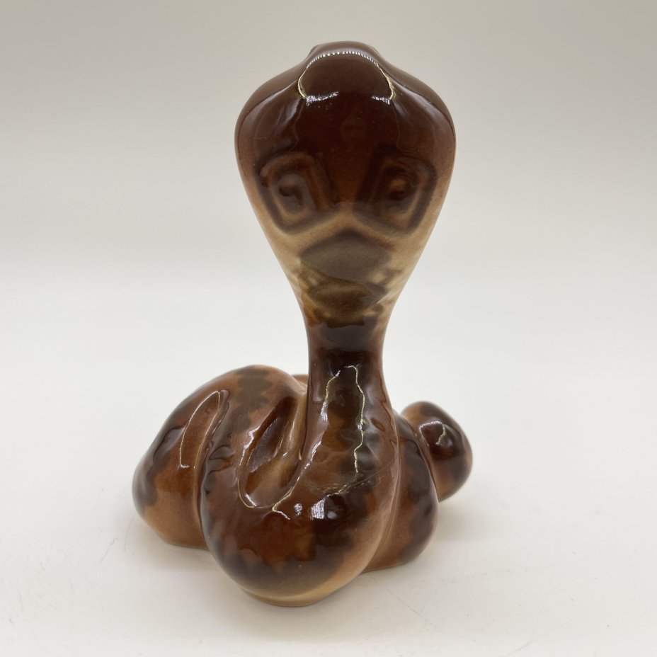 Статуэтка "Королевская кобра", автор Сорокин М.А., фарфор, аэрография, Ленинградский фарфоровый завод (ЛФЗ), СССР, 1970-1980 гг.