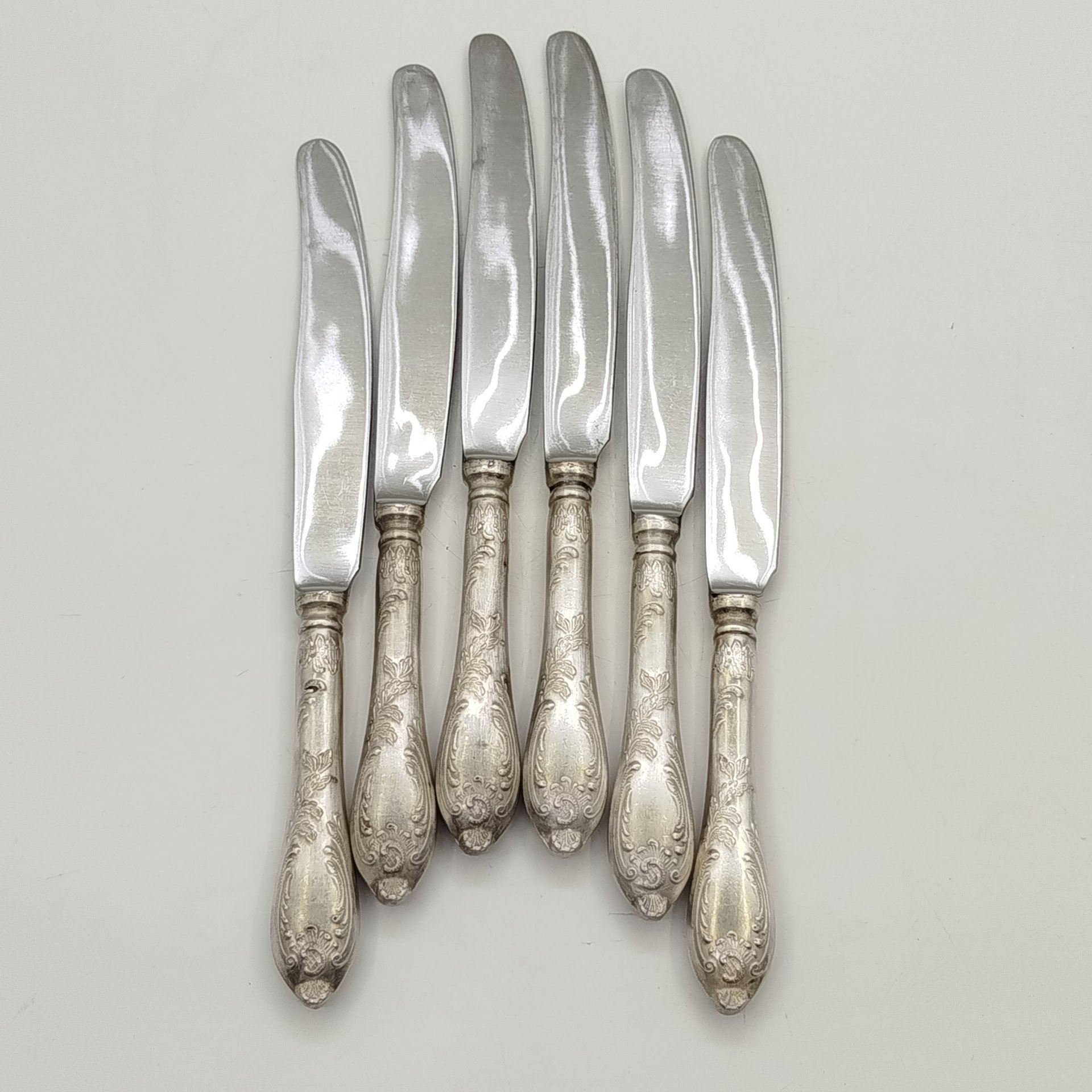 Набор из 6-ти столовых ножей с растительным декором, мНЦ (медь-никель-цинк), нержавеющая сталь, Вольнянский завод столовых приборов им. Шевченко (ЗiШ, ЗиШ), СССР, 1960-1980 гг.