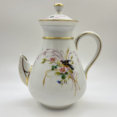 Кофейник, украшенный изображением птиц и полевых цветов, фарфор, роспись, золочение, Европа, 1900-1930 гг.