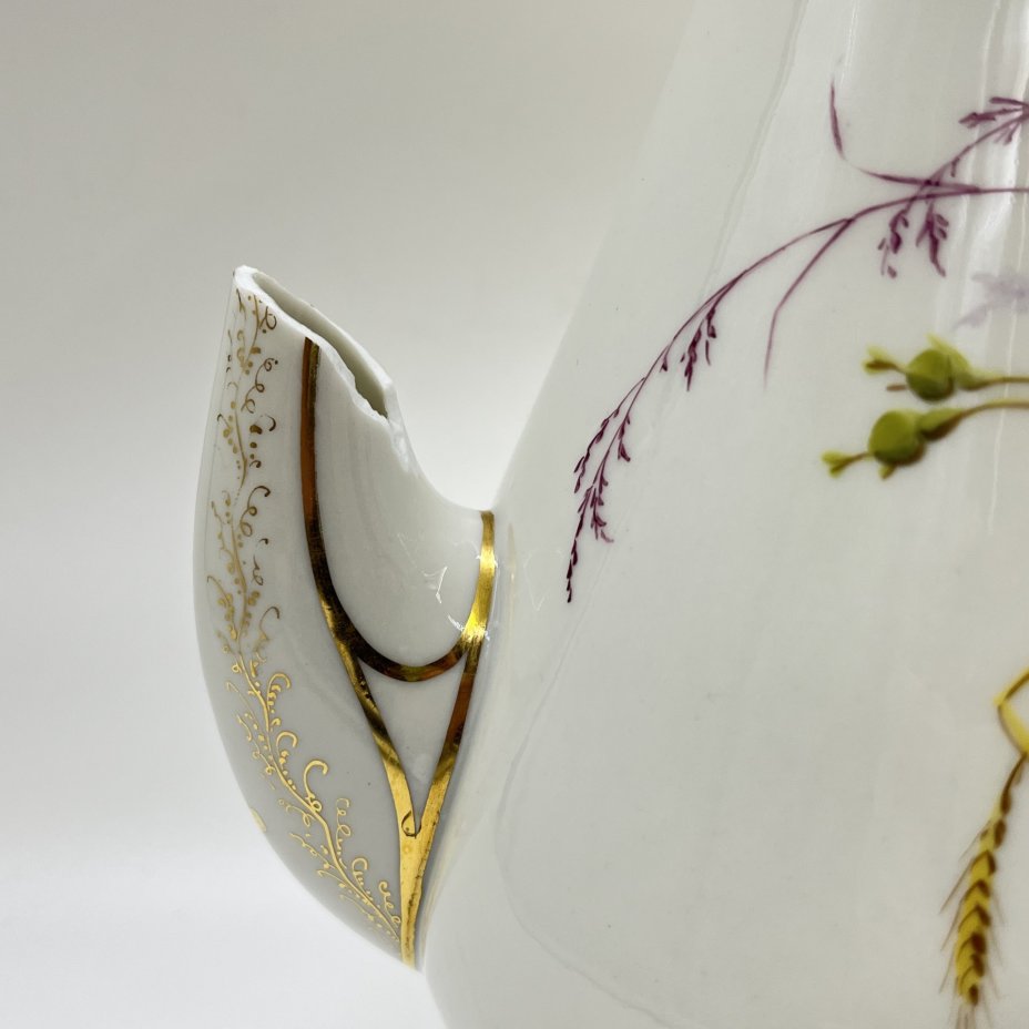 Кофейник, украшенный изображением птиц и полевых цветов