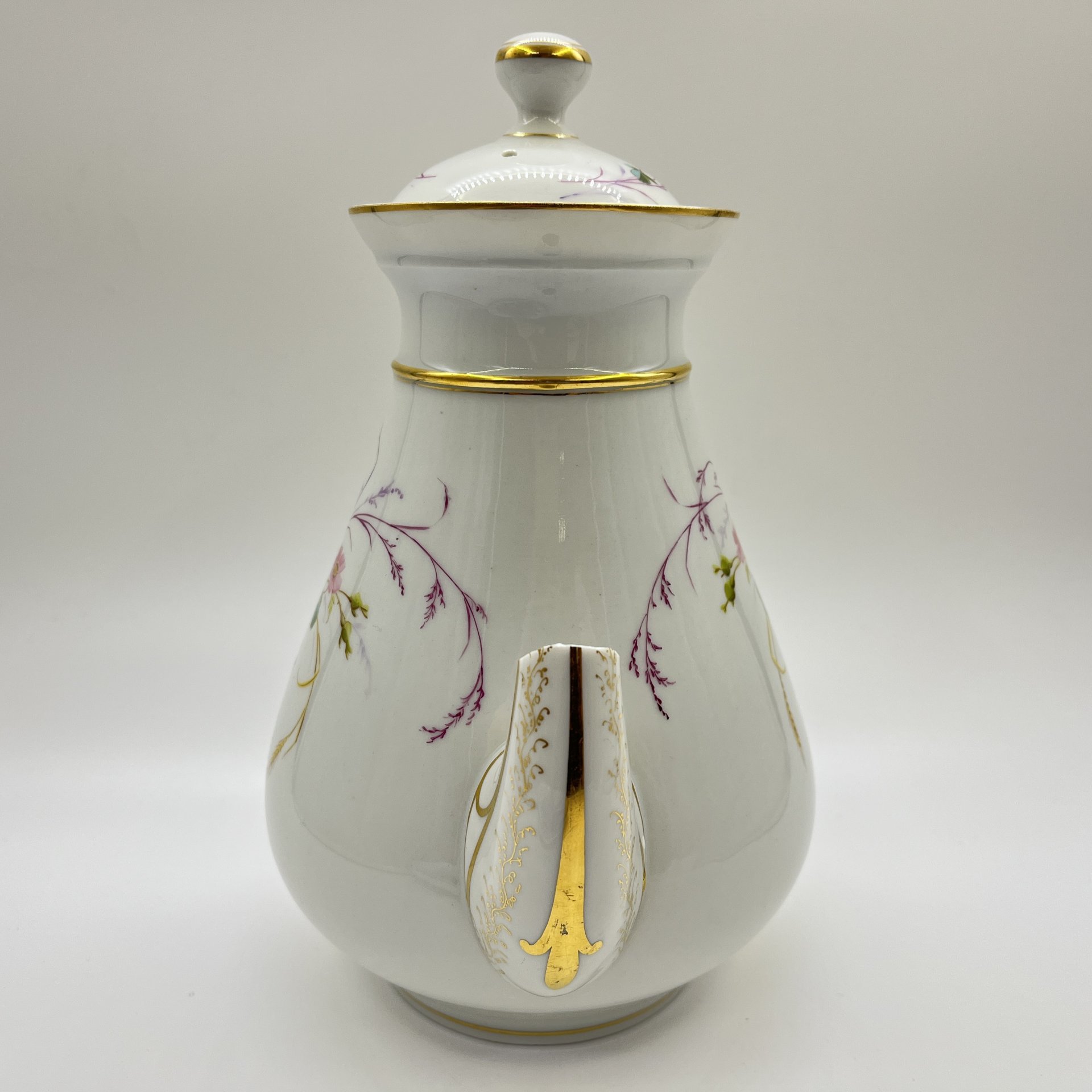 Кофейник, украшенный изображением птиц и полевых цветов, фарфор, роспись, золочение, Европа, 1900-1930 гг.