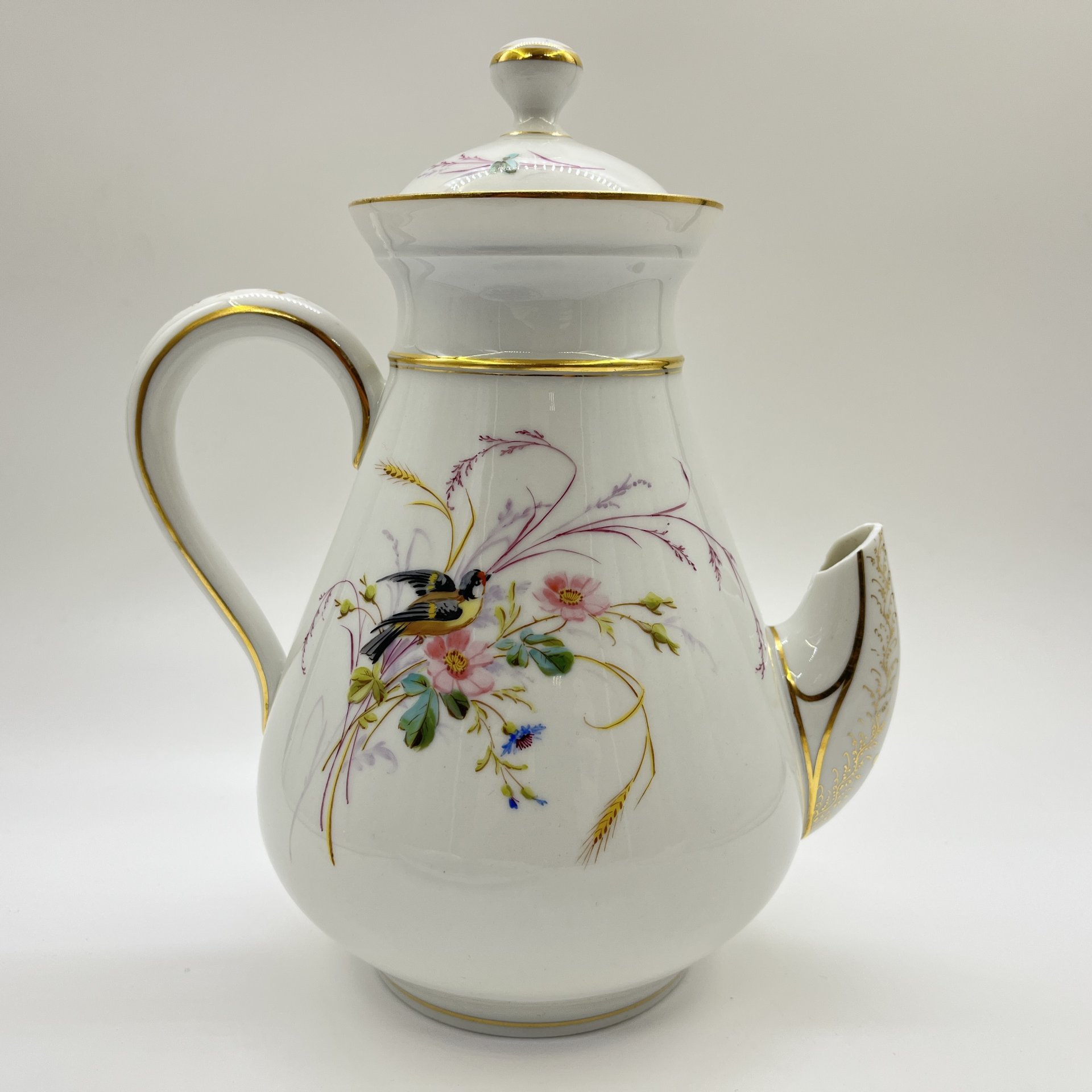 Кофейник, украшенный изображением птиц и полевых цветов, фарфор, роспись, золочение, Европа, 1900-1930 гг.