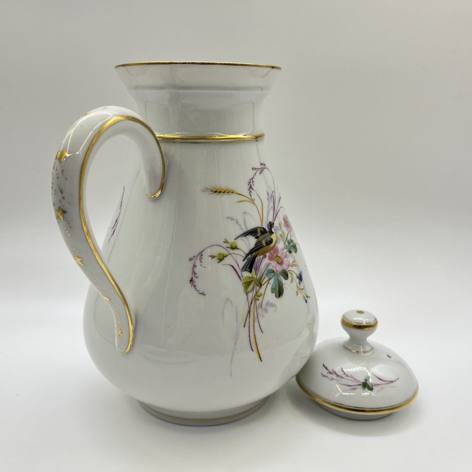 Кофейник, украшенный изображением птиц и полевых цветов