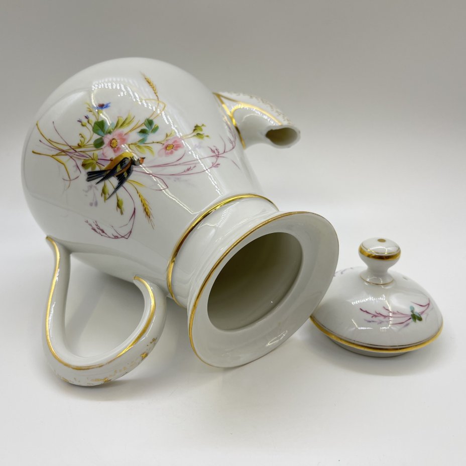 Кофейник, украшенный изображением птиц и полевых цветов