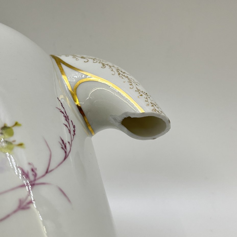 Кофейник, украшенный изображением птиц и полевых цветов