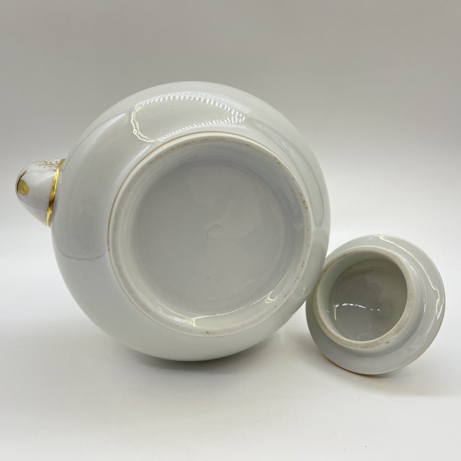 Кофейник, украшенный изображением птиц и полевых цветов