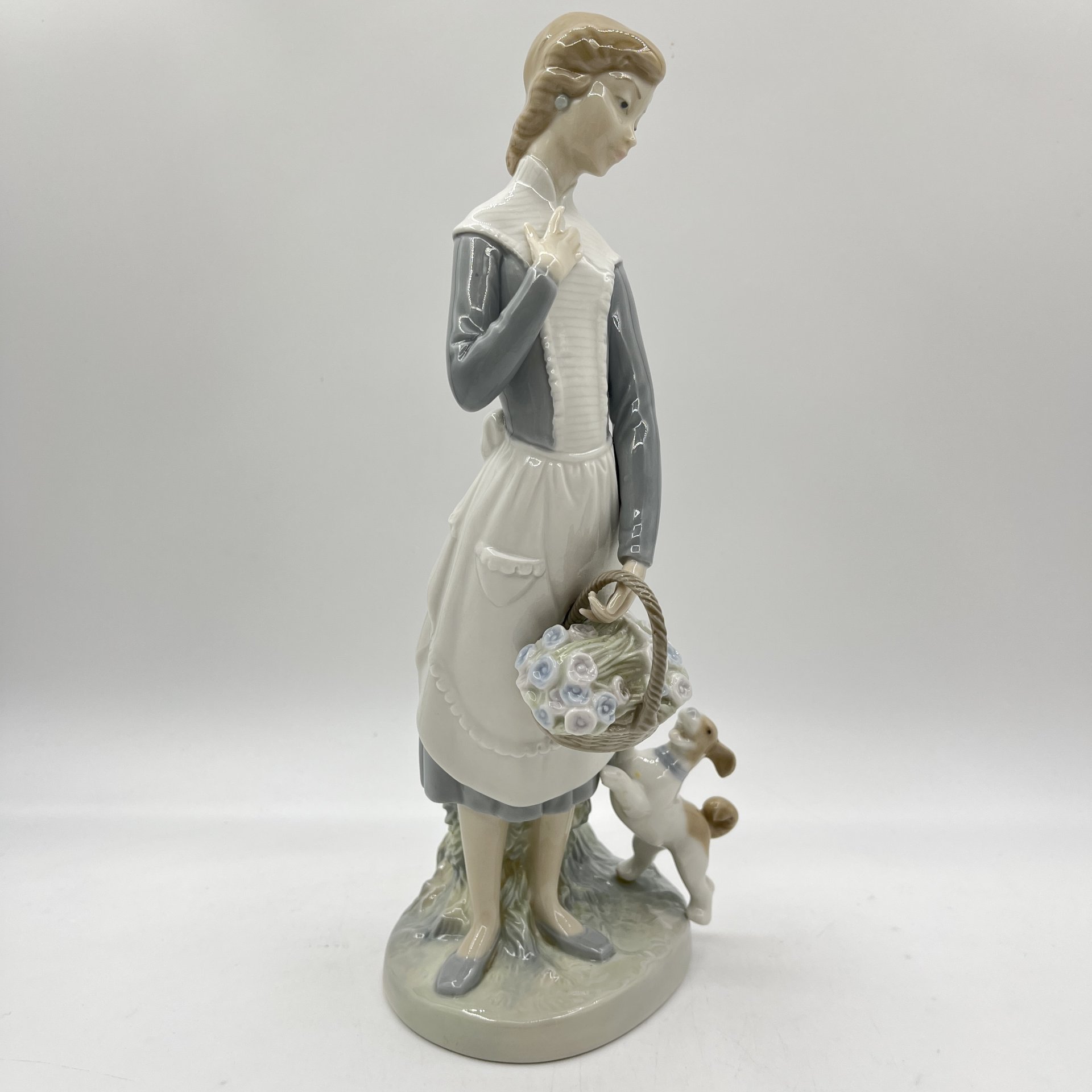 Статуэтка "Девушка с корзиной цветов и щенком", NAO Porcelain