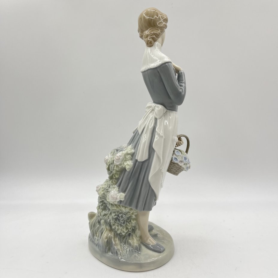 Статуэтка "Девушка с корзиной цветов и щенком", NAO Porcelain