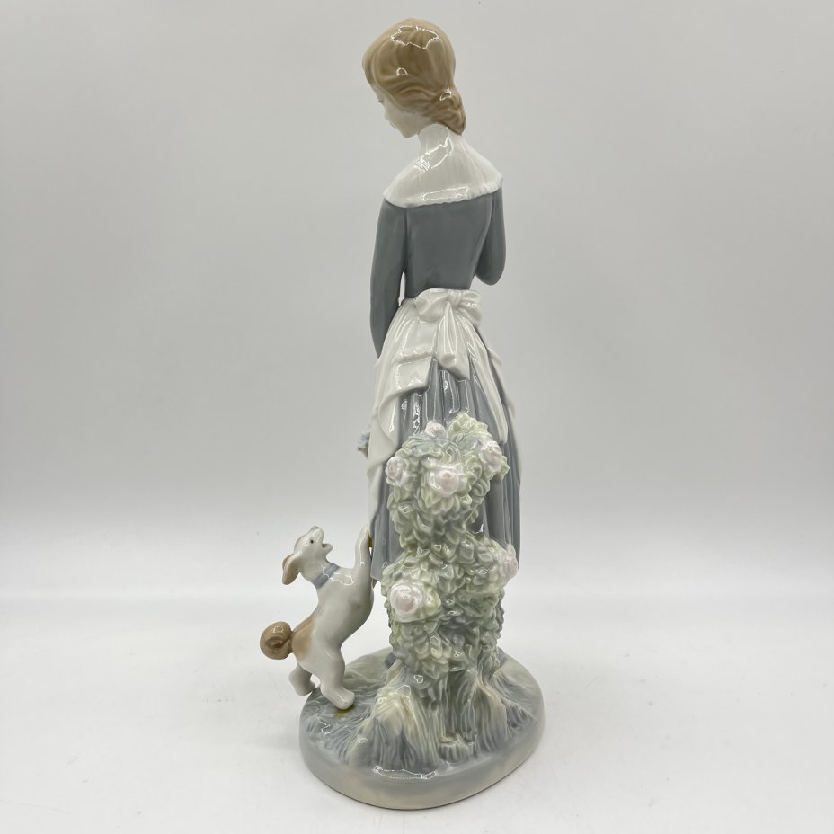 Статуэтка "Девушка с корзиной цветов и щенком", NAO Porcelain
