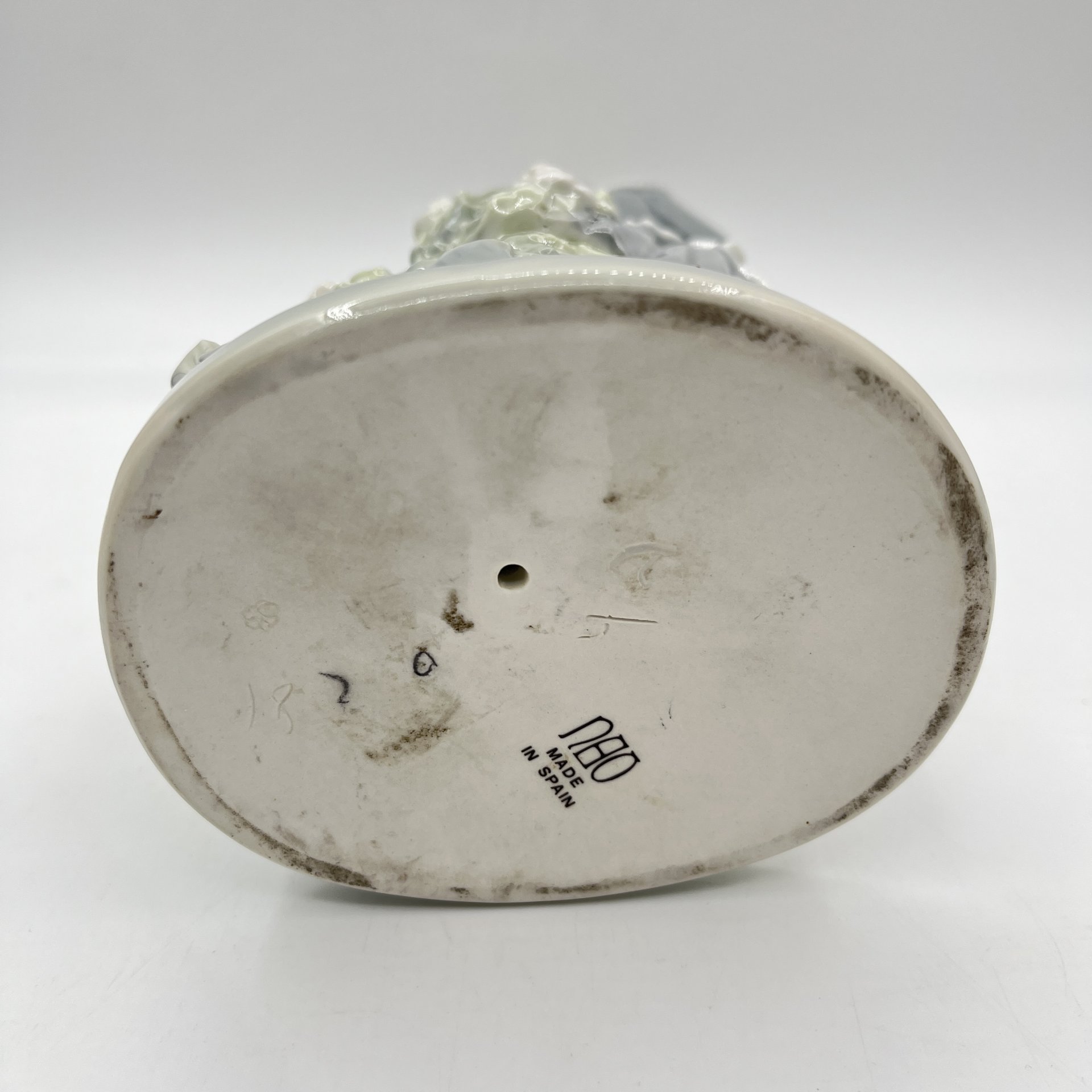 Статуэтка "Девушка с корзиной цветов и щенком", NAO Porcelain