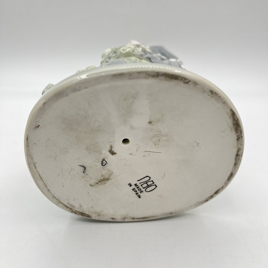 Статуэтка "Девушка с корзиной цветов и щенком", NAO Porcelain