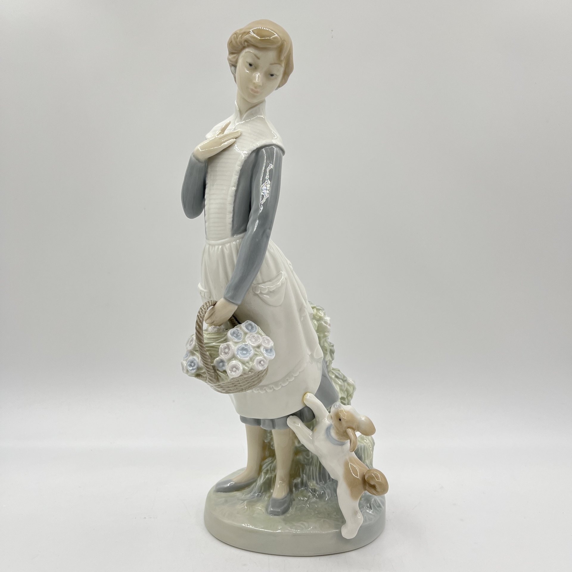 Статуэтка "Девушка с корзиной цветов и щенком", NAO Porcelain