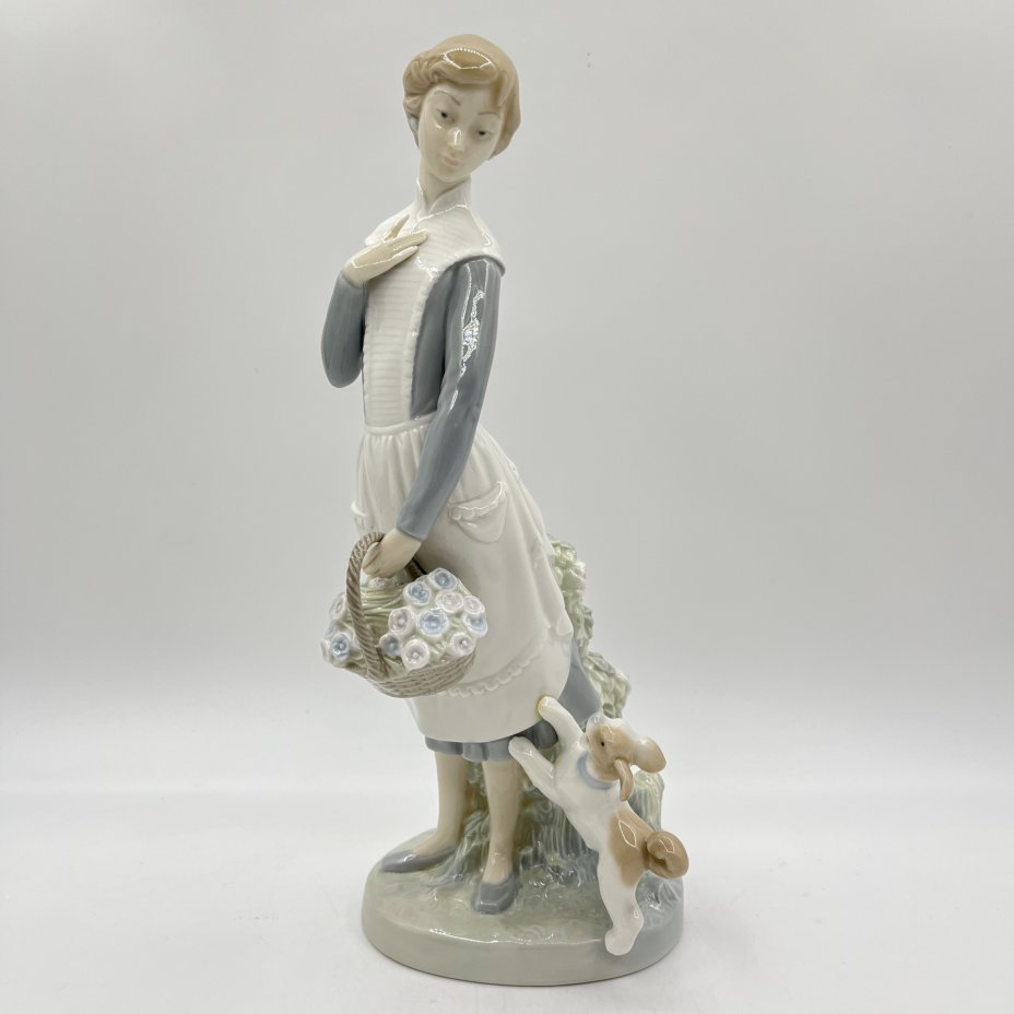 Статуэтка "Девушка с корзиной цветов и щенком", NAO Porcelain