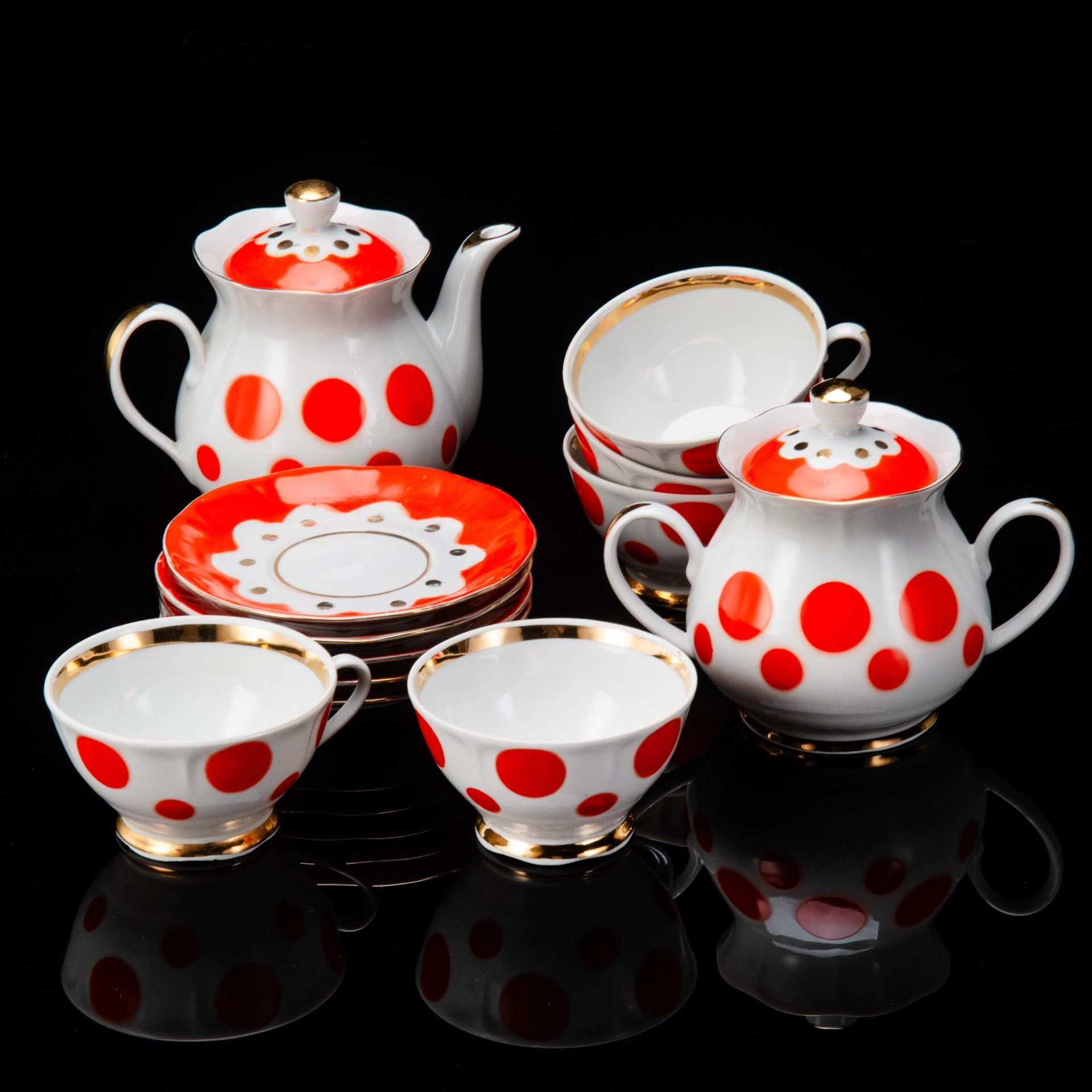 Сервиз чайный с декором в горошек на 5 персон (12 предметов), фарфор, крытье, золочение, Фарфоровый завод «Пролетарий» (Бронница, Мста), СССР, 1976-1991 гг.