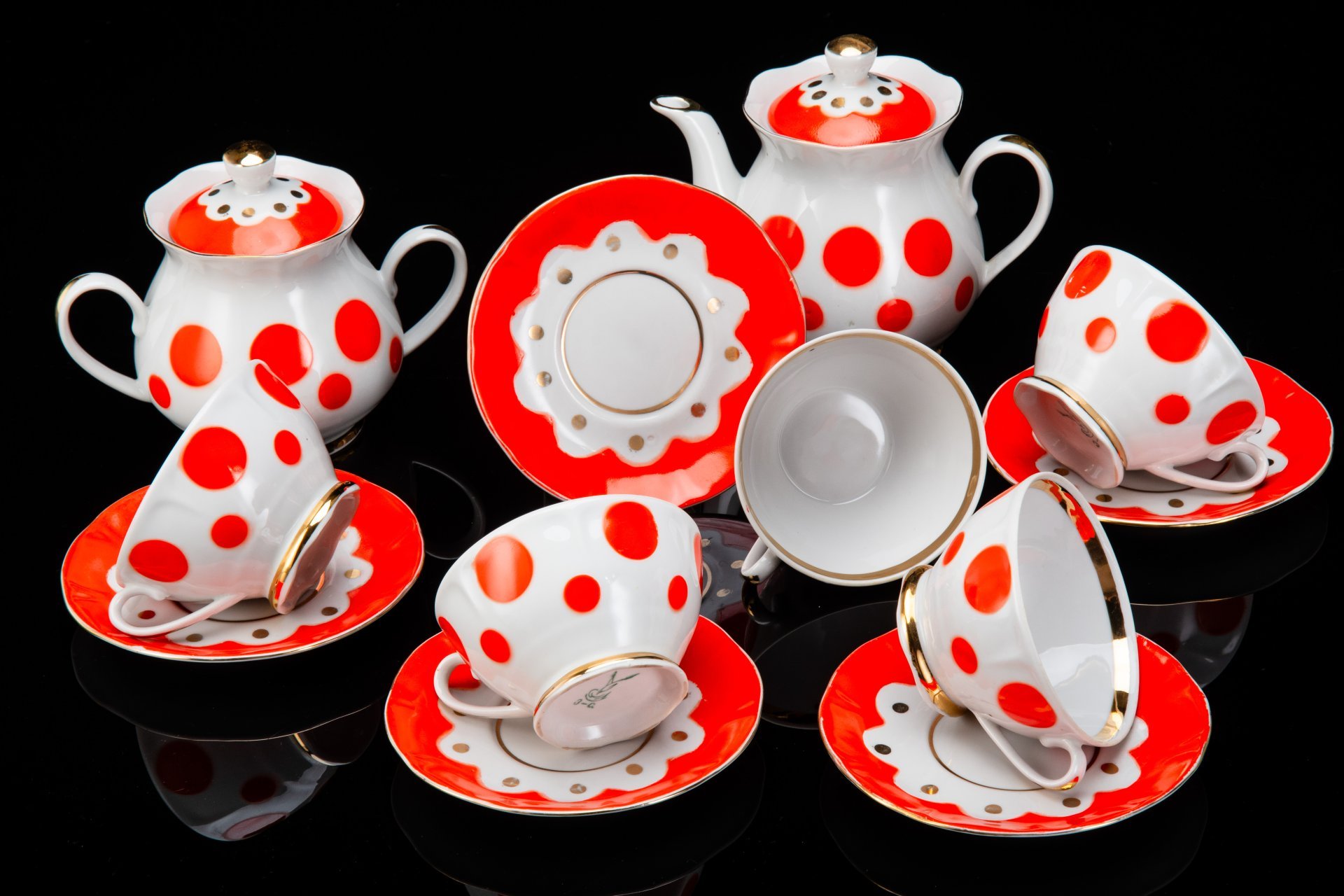 Сервиз чайный с декором в горошек на 5 персон (12 предметов), фарфор, крытье, золочение, Фарфоровый завод «Пролетарий» (Бронница, Мста), СССР, 1976-1991 гг.