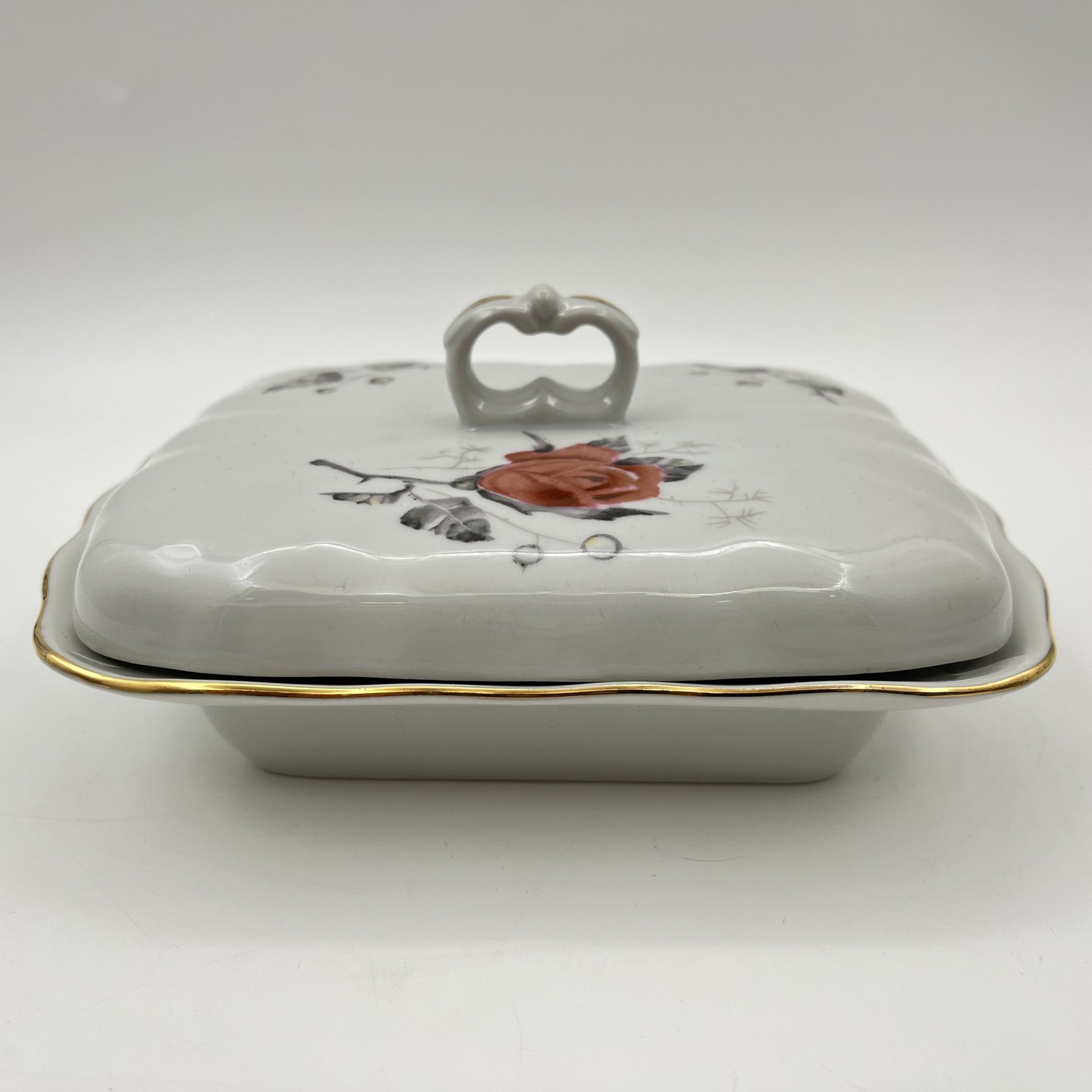 Масленка (паштетница), украшенная изображением розы, фарфор, деколь, золочение, Karolina (Фарфоровая мануфактура «Каролина», Польша), Польша, 1980-1990 гг.