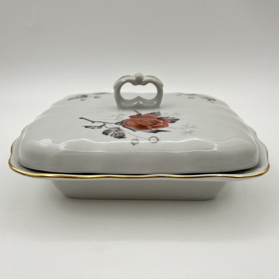 Масленка (паштетница), украшенная изображением розы, фарфор, деколь, золочение, Karolina (Фарфоровая мануфактура «Каролина», Польша), Польша, 1980-1990 гг.