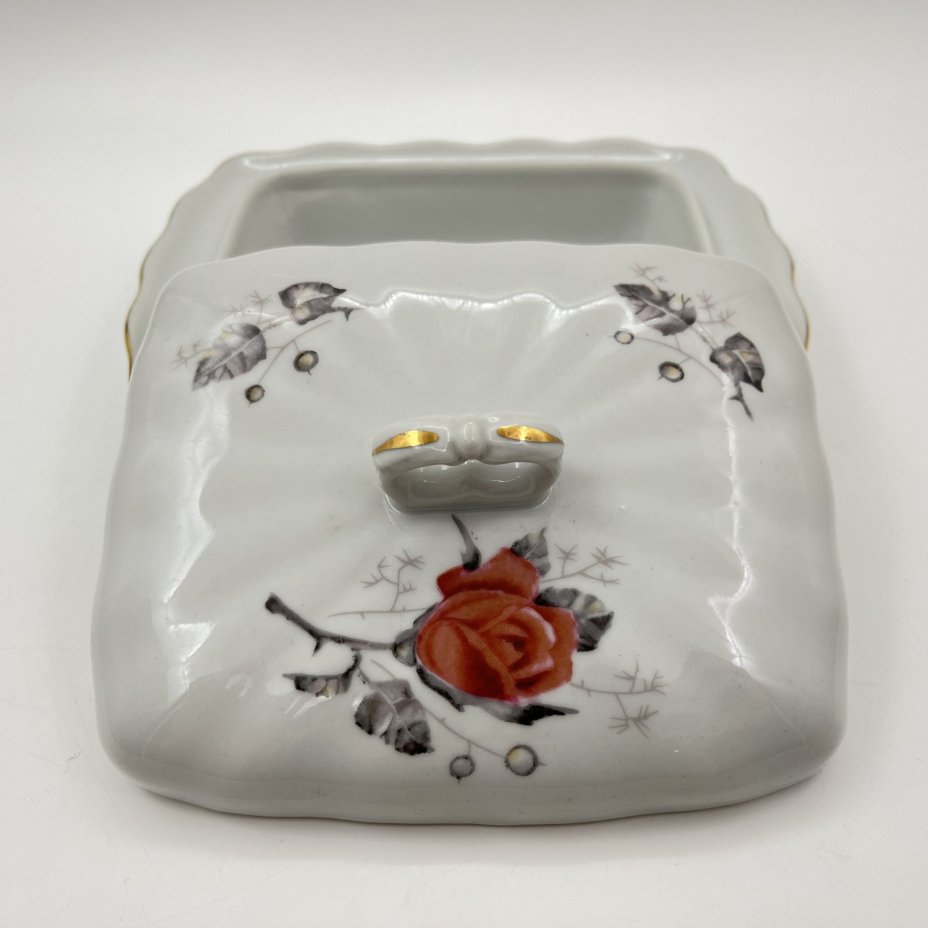 Масленка (паштетница), украшенная изображением розы, фарфор, деколь, золочение, Karolina (Фарфоровая мануфактура «Каролина», Польша), Польша, 1980-1990 гг.