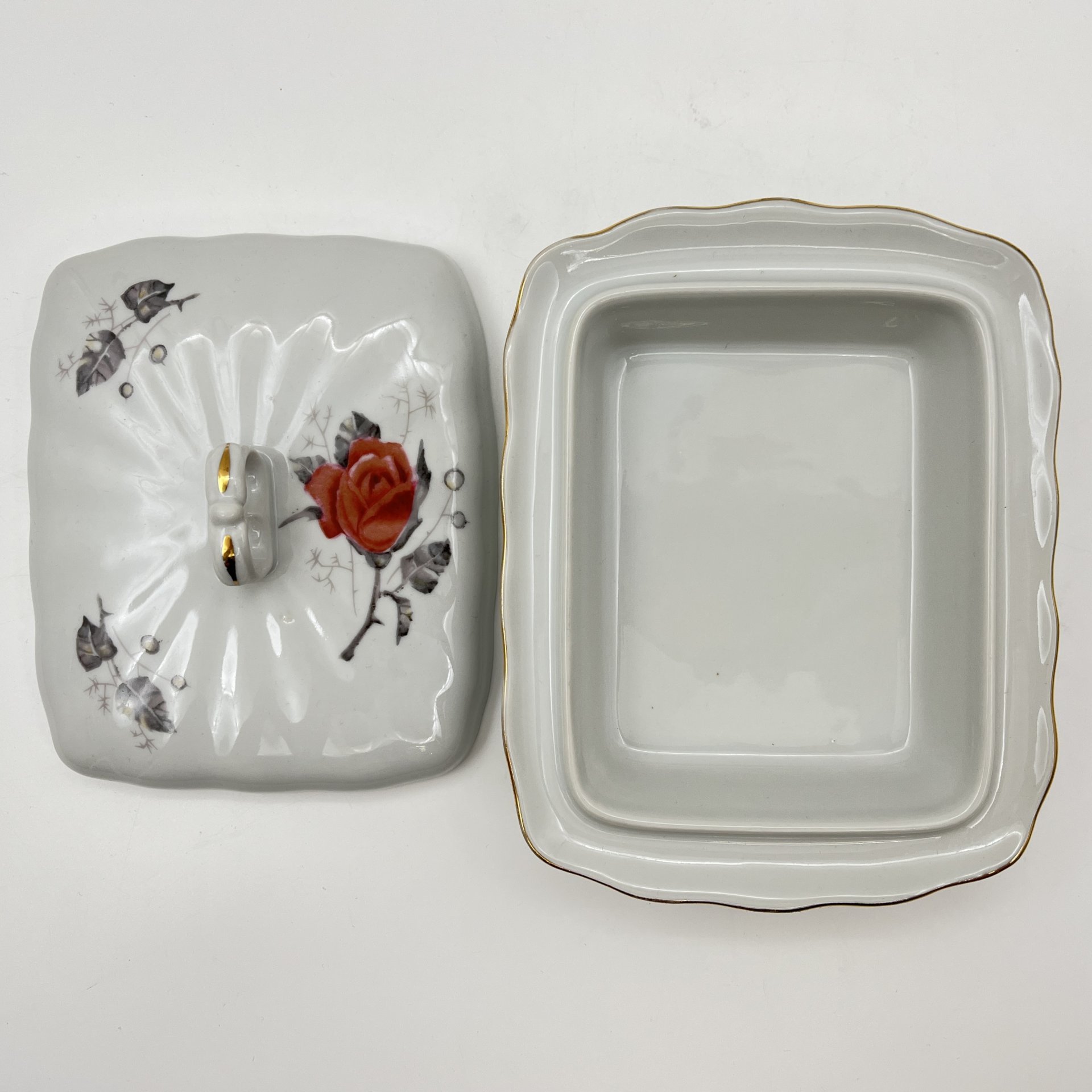 Масленка (паштетница), украшенная изображением розы, фарфор, деколь, золочение, Karolina (Фарфоровая мануфактура «Каролина», Польша), Польша, 1980-1990 гг.