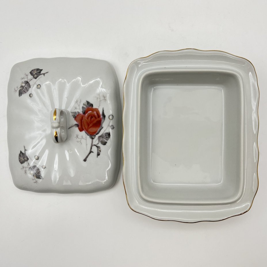 Масленка (паштетница), украшенная изображением розы, фарфор, деколь, золочение, Karolina (Фарфоровая мануфактура «Каролина», Польша), Польша, 1980-1990 гг.
