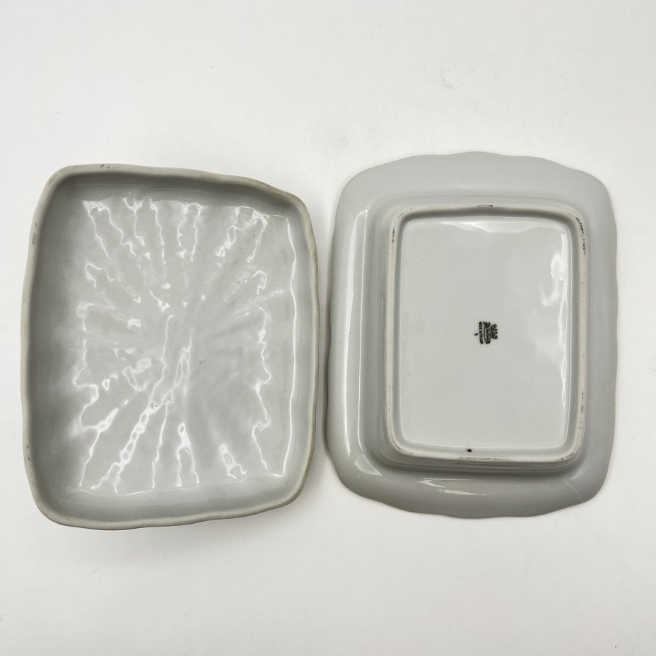 Масленка (паштетница), украшенная изображением розы, фарфор, деколь, золочение, Karolina (Фарфоровая мануфактура «Каролина», Польша), Польша, 1980-1990 гг.