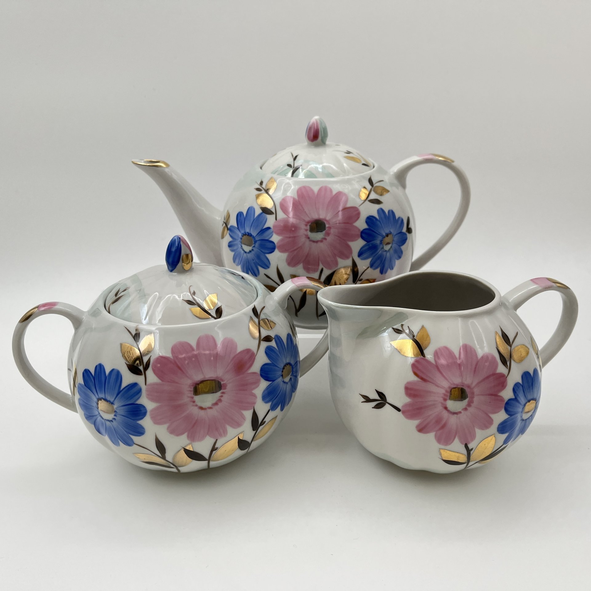Набор чайный (чайник, сахарница, молочник) с цветочным декором в виде астр, фарфор, роспись, золочение, Дулевский фарфоровый завод (Дулёво), СССР, 1968-1991 гг.