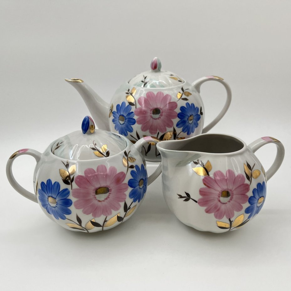 Набор чайный (чайник, сахарница, молочник) с цветочным декором в виде астр, фарфор, роспись, золочение, Дулевский фарфоровый завод (Дулёво), СССР, 1968-1991 гг.