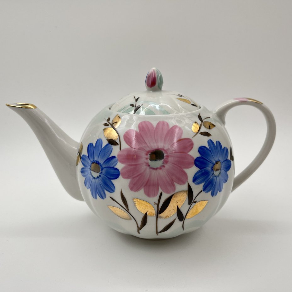 Набор чайный (чайник, сахарница, молочник) с цветочным декором в виде астр, фарфор, роспись, золочение, Дулевский фарфоровый завод (Дулёво), СССР, 1968-1991 гг.