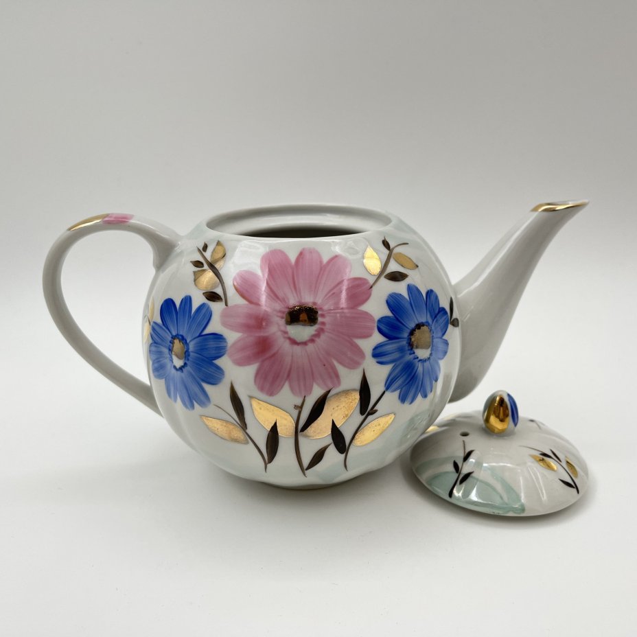 Набор чайный (чайник, сахарница, молочник) с цветочным декором в виде астр, фарфор, роспись, золочение, Дулевский фарфоровый завод (Дулёво), СССР, 1968-1991 гг.