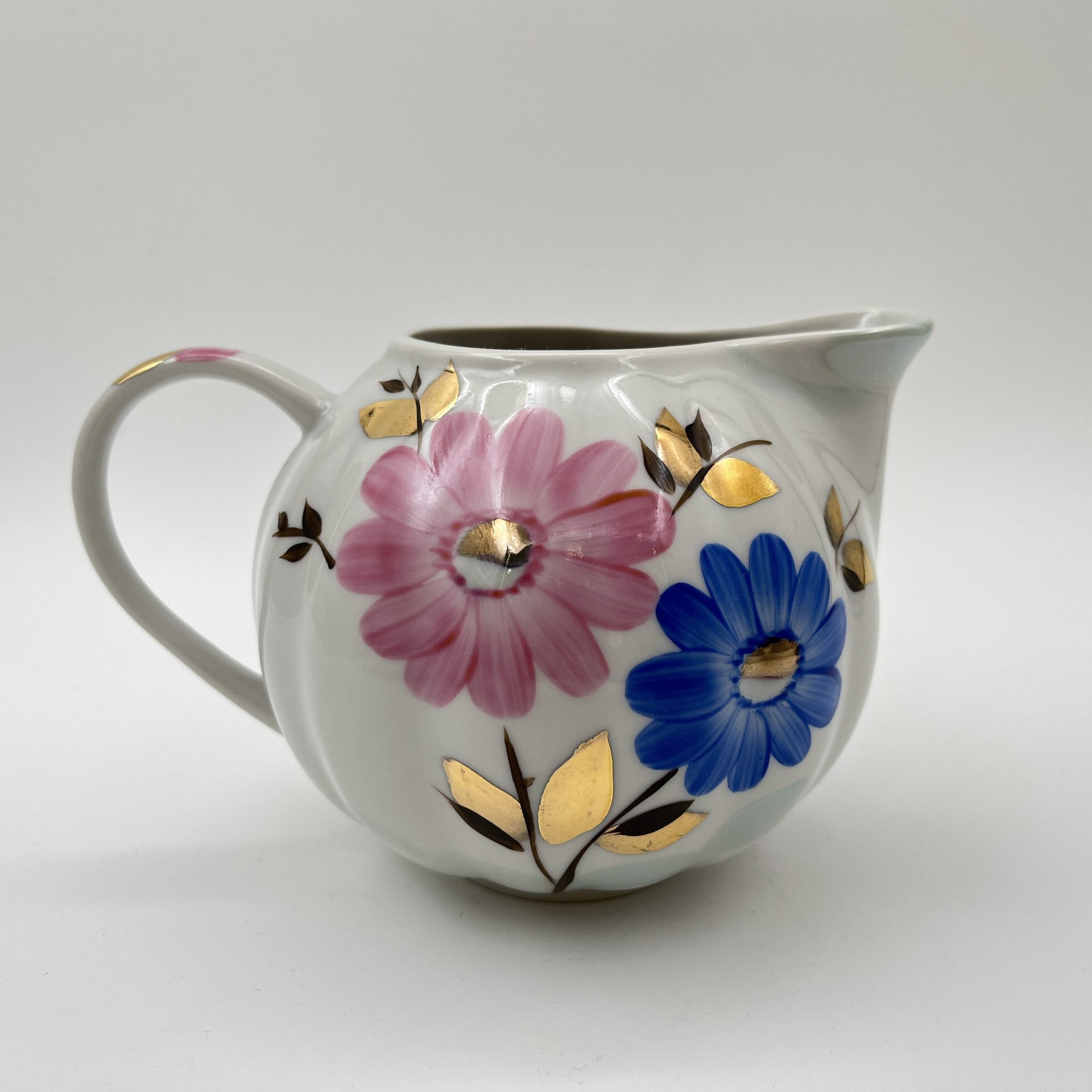 Набор чайный (чайник, сахарница, молочник) с цветочным декором в виде астр, фарфор, роспись, золочение, Дулевский фарфоровый завод (Дулёво), СССР, 1968-1991 гг.