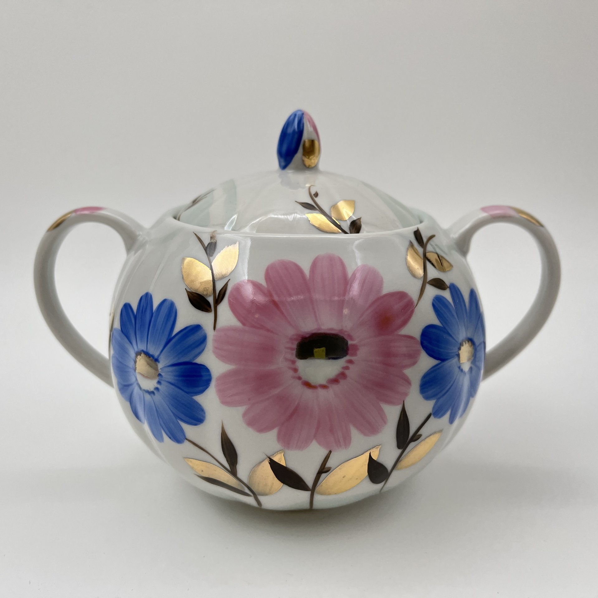Набор чайный (чайник, сахарница, молочник) с цветочным декором в виде астр, фарфор, роспись, золочение, Дулевский фарфоровый завод (Дулёво), СССР, 1968-1991 гг.