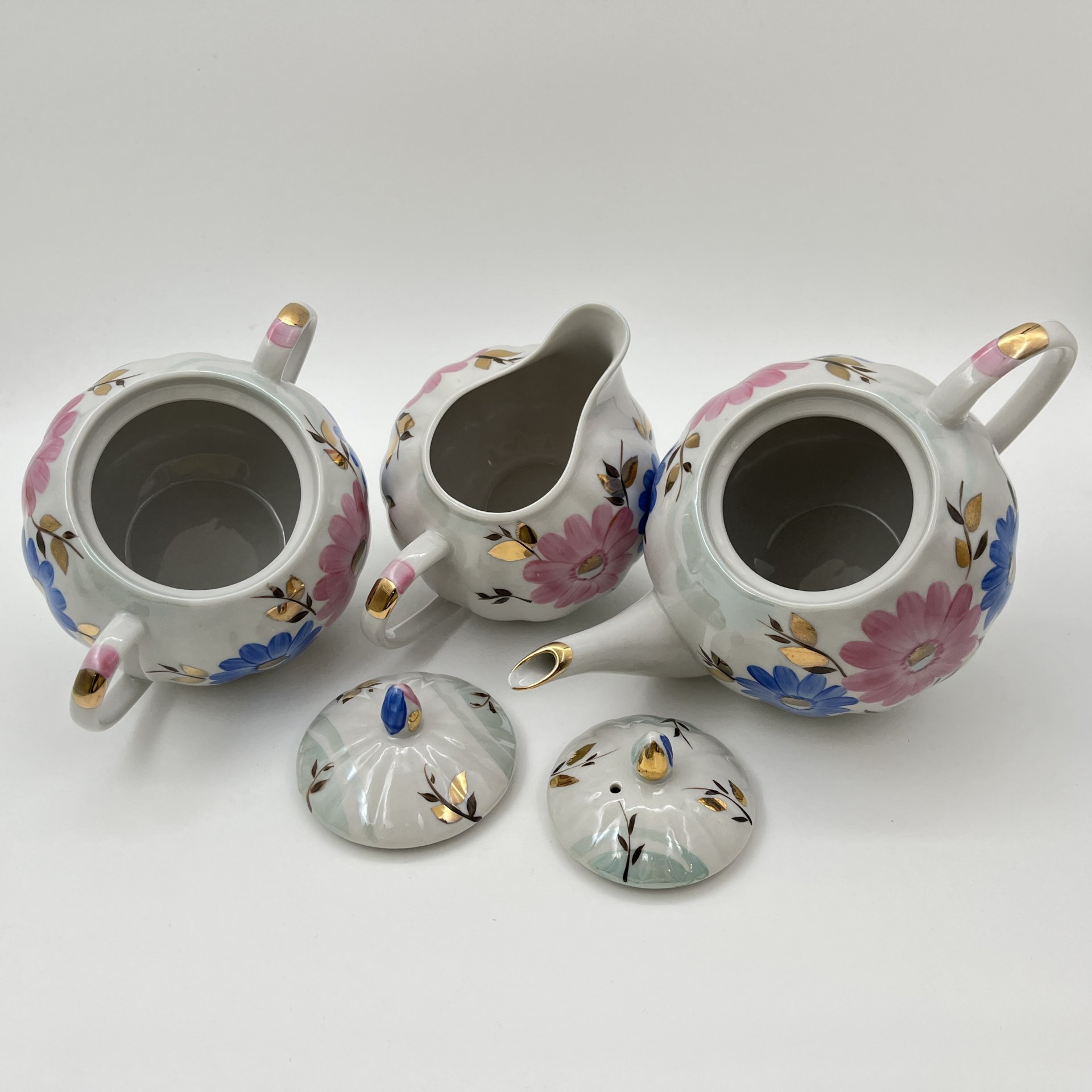Набор чайный (чайник, сахарница, молочник) с цветочным декором в виде астр, фарфор, роспись, золочение, Дулевский фарфоровый завод (Дулёво), СССР, 1968-1991 гг.