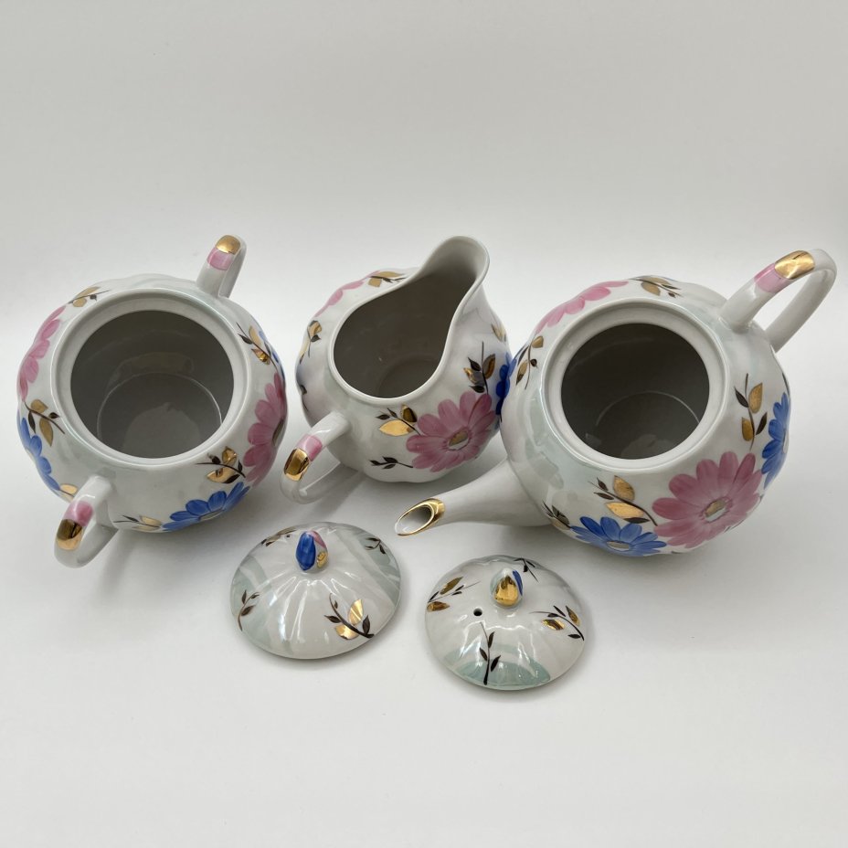 Набор чайный (чайник, сахарница, молочник) с цветочным декором в виде астр, фарфор, роспись, золочение, Дулевский фарфоровый завод (Дулёво), СССР, 1968-1991 гг.