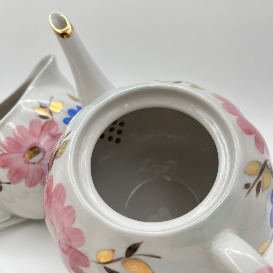 Набор чайный (чайник, сахарница, молочник) с цветочным декором в виде астр, фарфор, роспись, золочение, Дулевский фарфоровый завод (Дулёво), СССР, 1968-1991 гг.