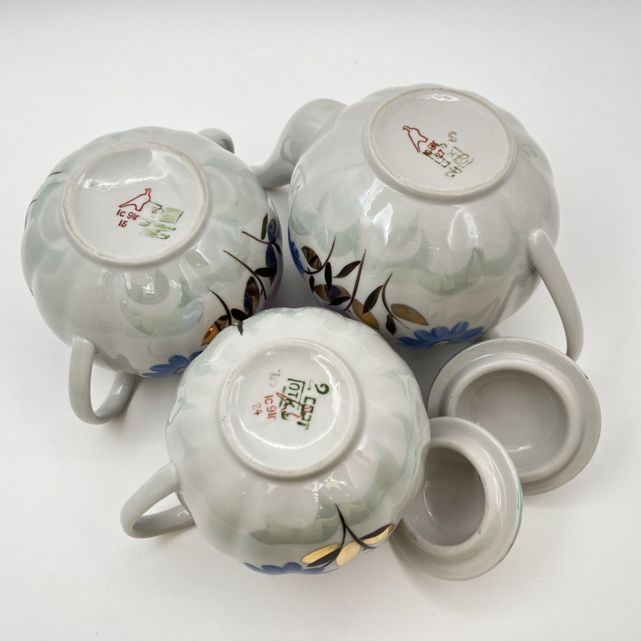 Набор чайный (чайник, сахарница, молочник) с цветочным декором в виде астр, фарфор, роспись, золочение, Дулевский фарфоровый завод (Дулёво), СССР, 1968-1991 гг.