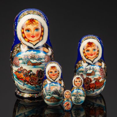 Матрешка "Зимняя тройка" (5 мест), автор росписи С.А. Лонченкова, дерево, лак, роспись, золочение, Российская Федерация, 2025 г.