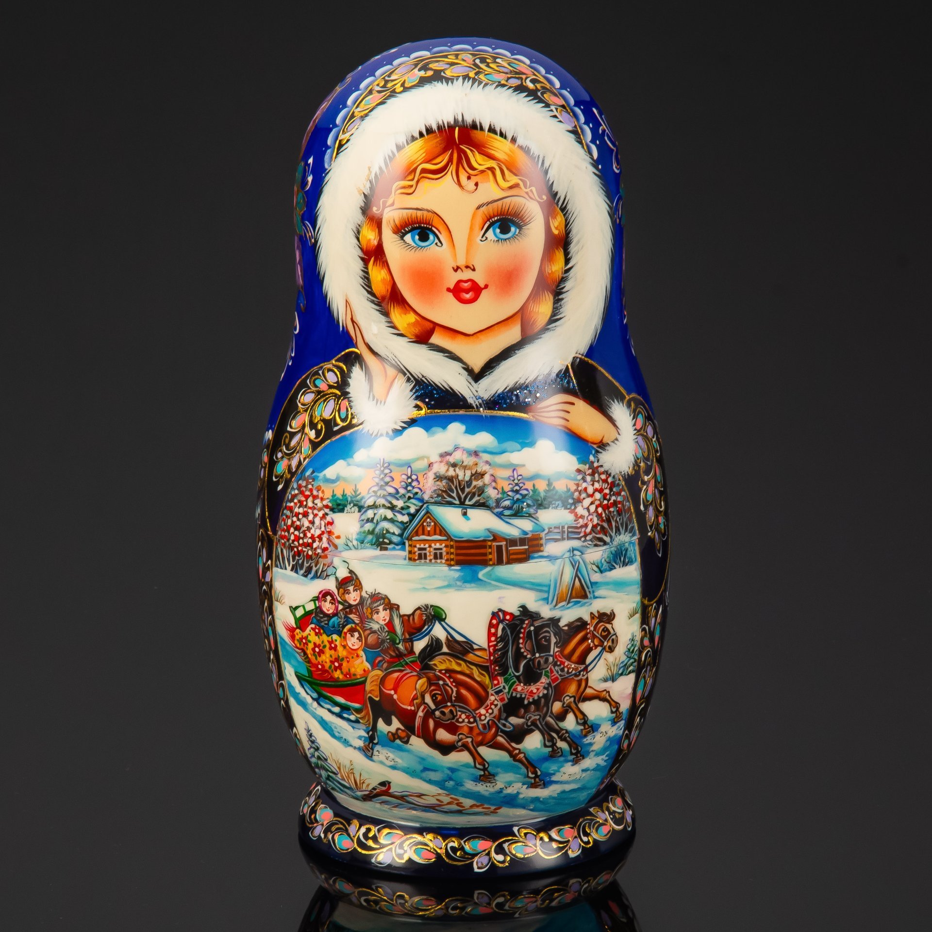 Матрешка "Зимняя тройка" (5 мест), автор росписи С.А. Лонченкова, дерево, лак, роспись, золочение, Российская Федерация, 2025 г.