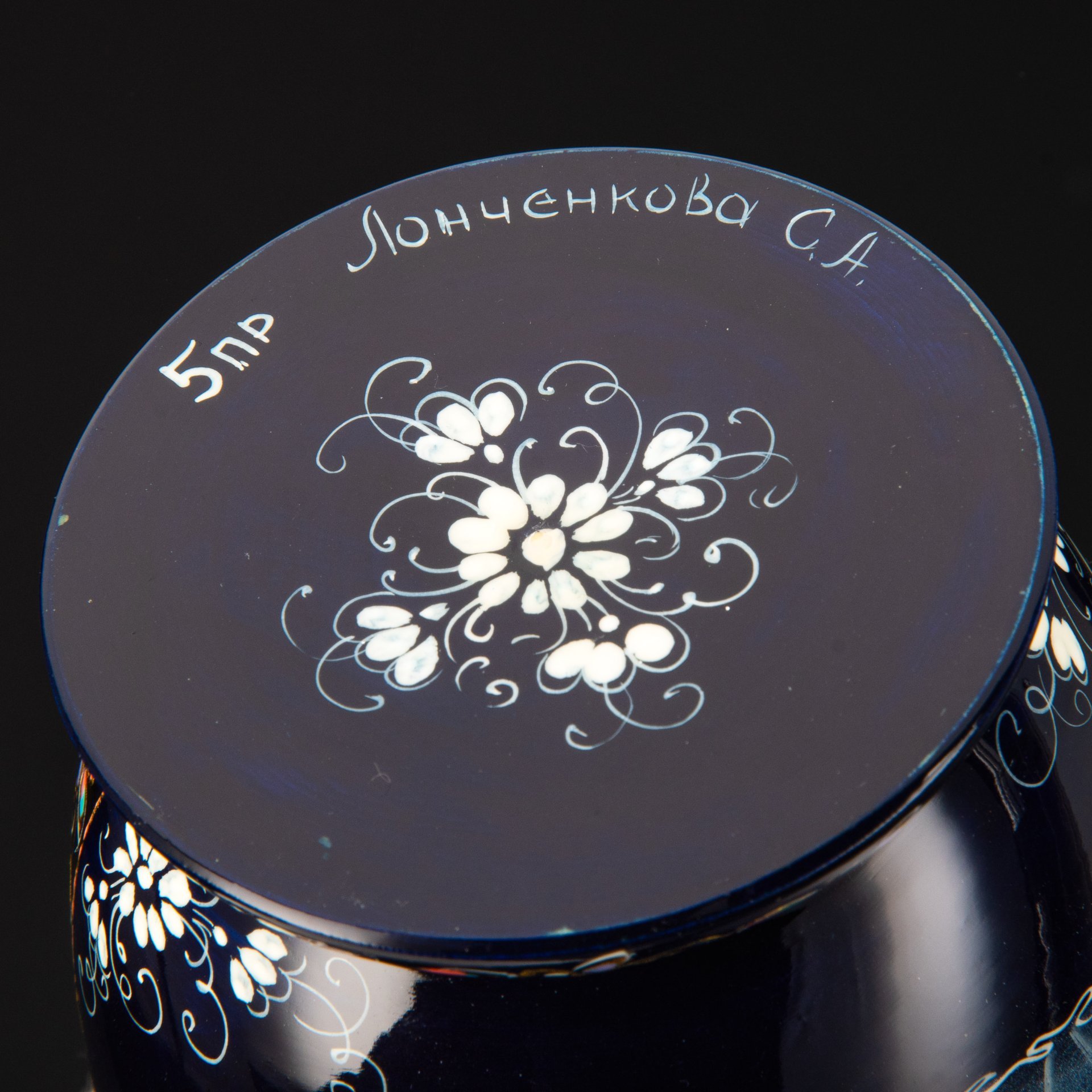 Матрешка "Зимняя тройка" (5 мест), автор росписи С.А. Лонченкова, дерево, лак, роспись, золочение, Российская Федерация, 2025 г.