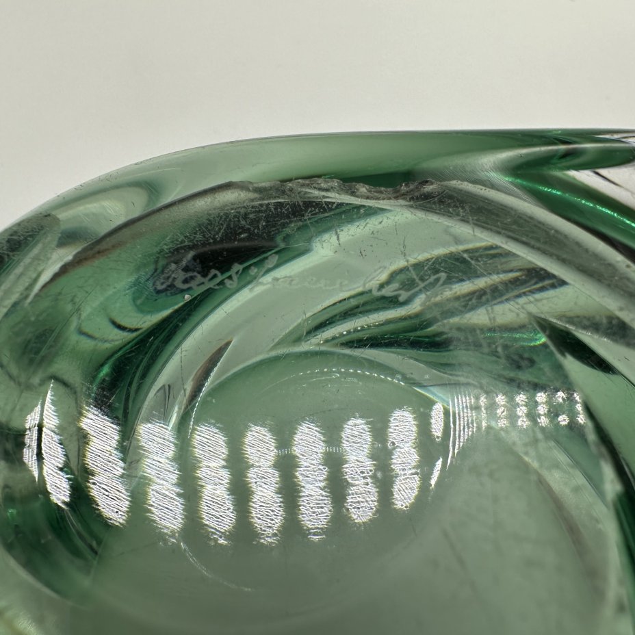 Пепельница изумрудного цвета с гравировкой фирмы на основании, Val Saint Lambert