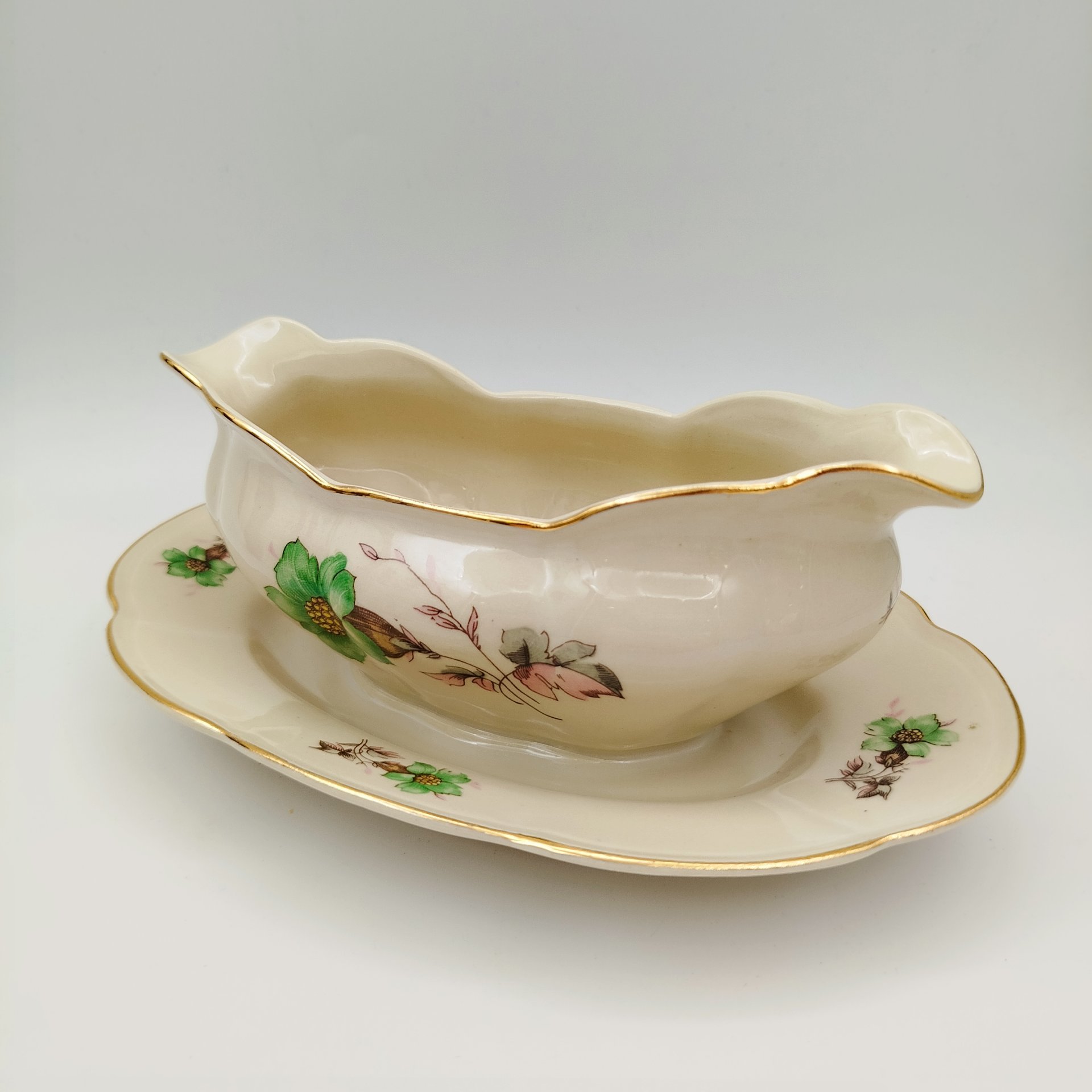 Соусник на подставке, украшенный цветочным декором