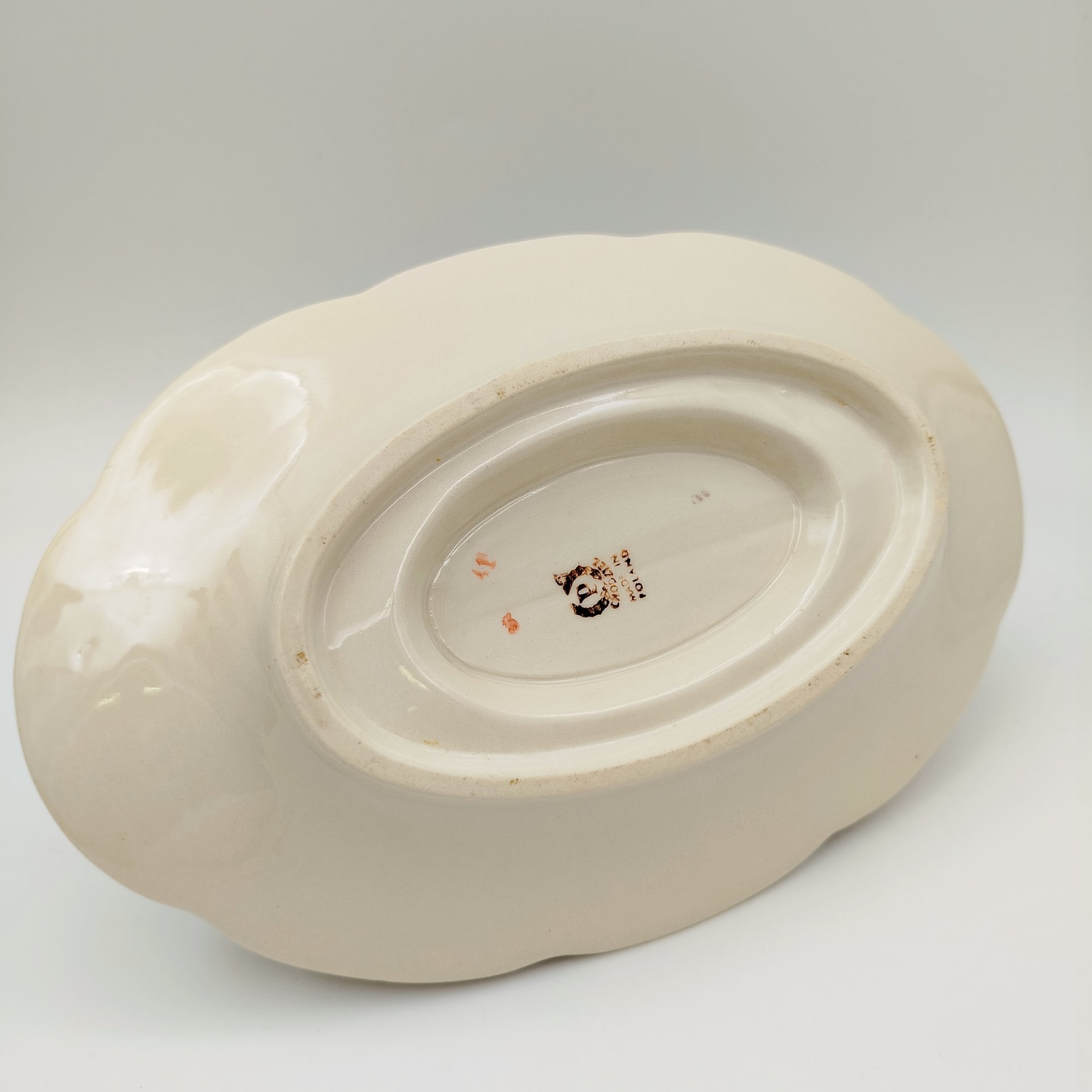 Соусник на подставке, украшенный цветочным декором