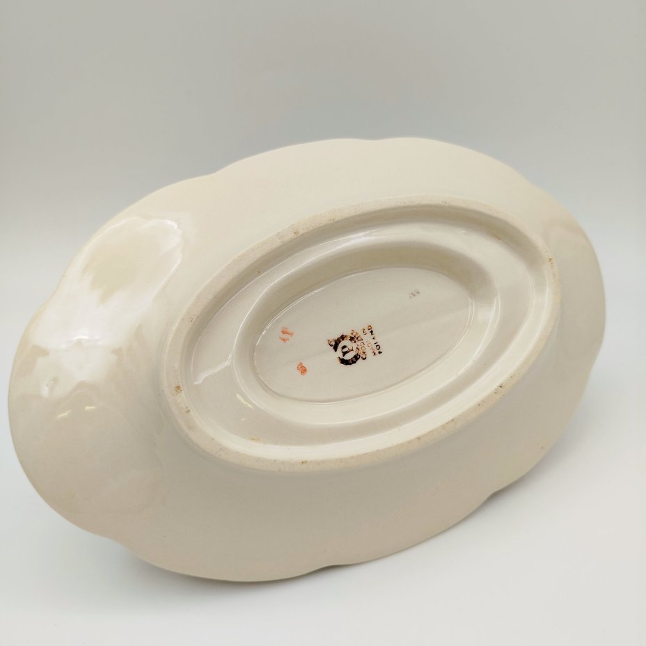 Соусник на подставке, украшенный цветочным декором