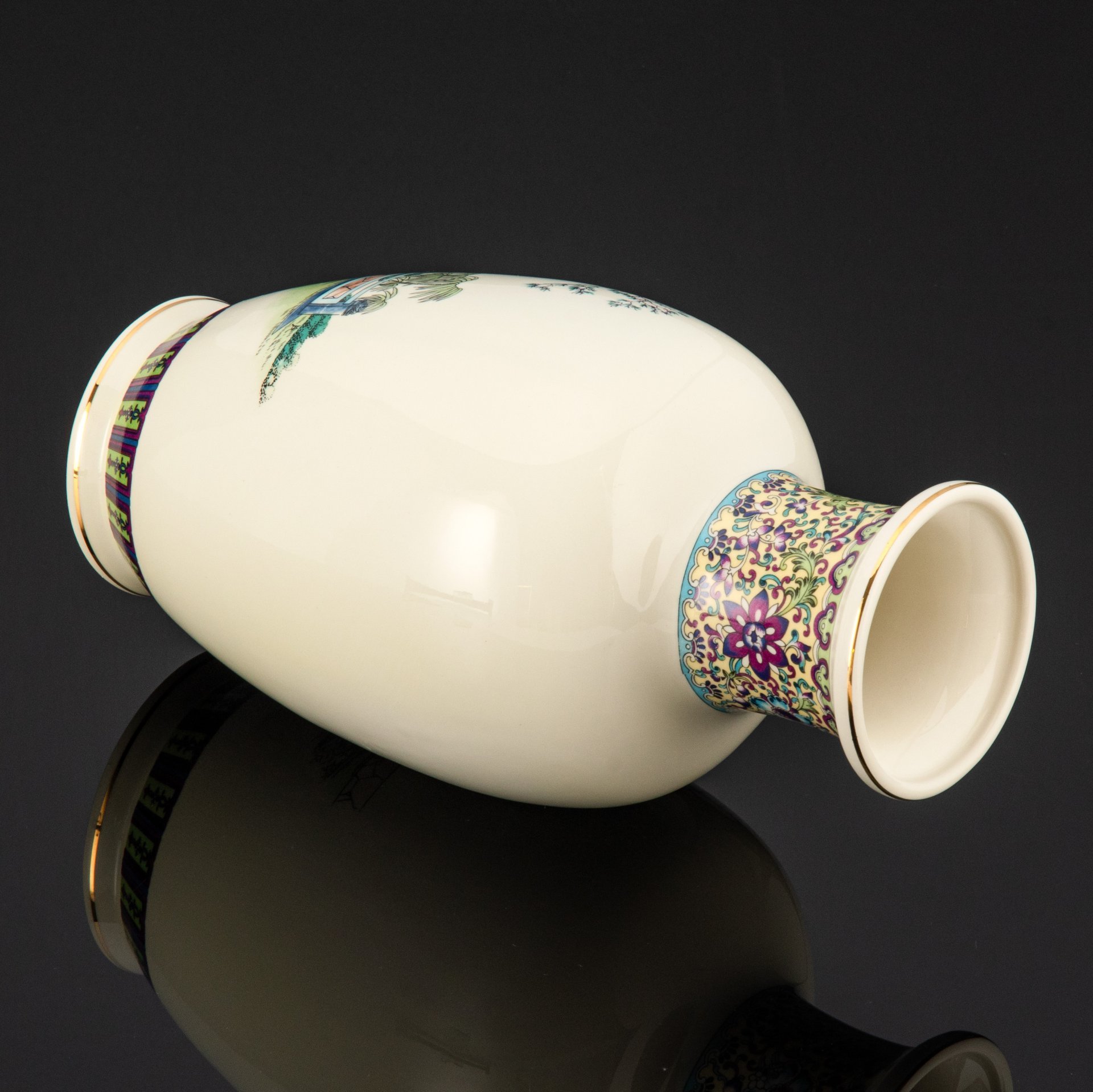 Ваза для цветов, украшенная сценой прогулки в саду двух красавиц, монаха и чиновника