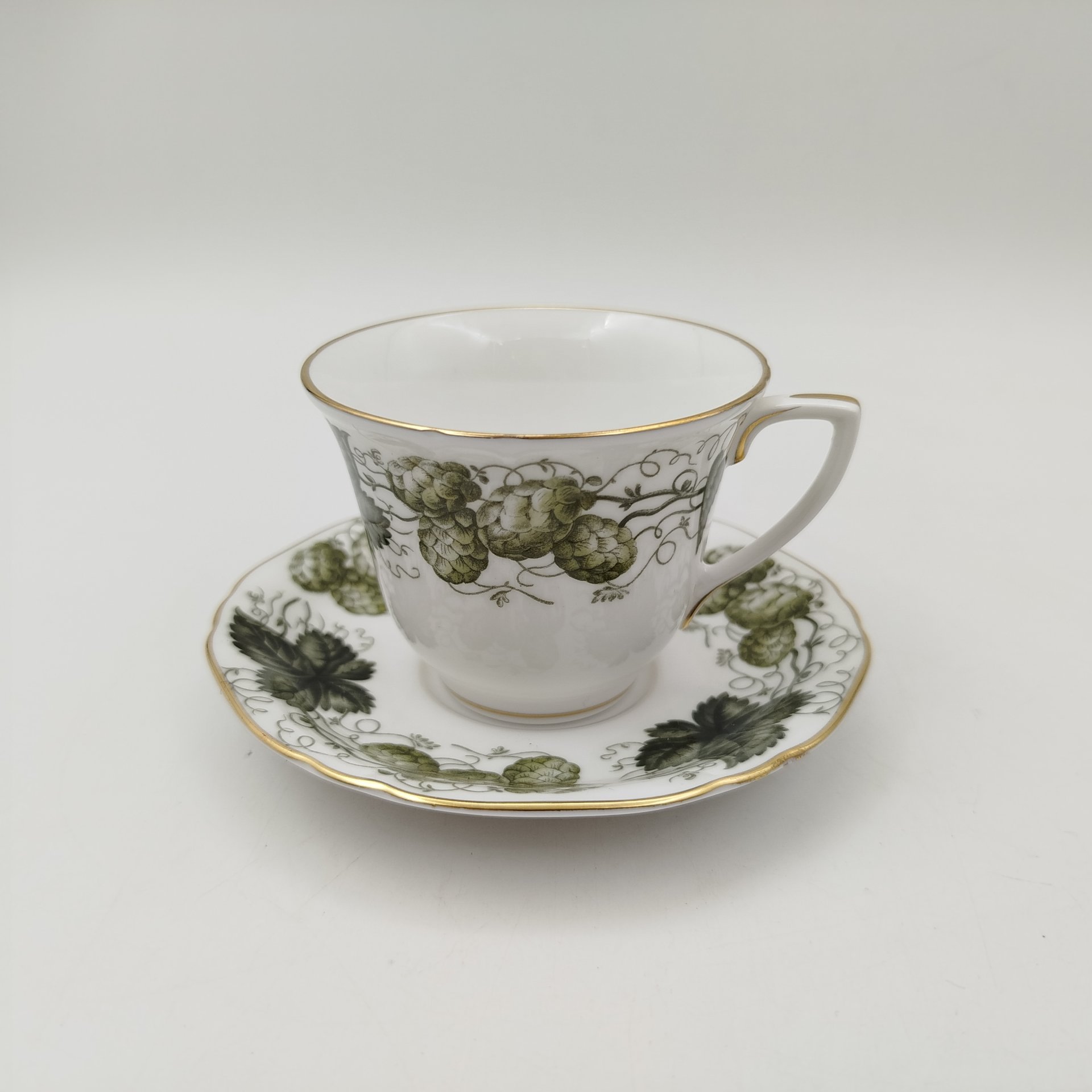 Кофейная пара "Вустерский хмель", фарфор, деколь, золочение, Royal Worcester, Великобритания, 1965 г.