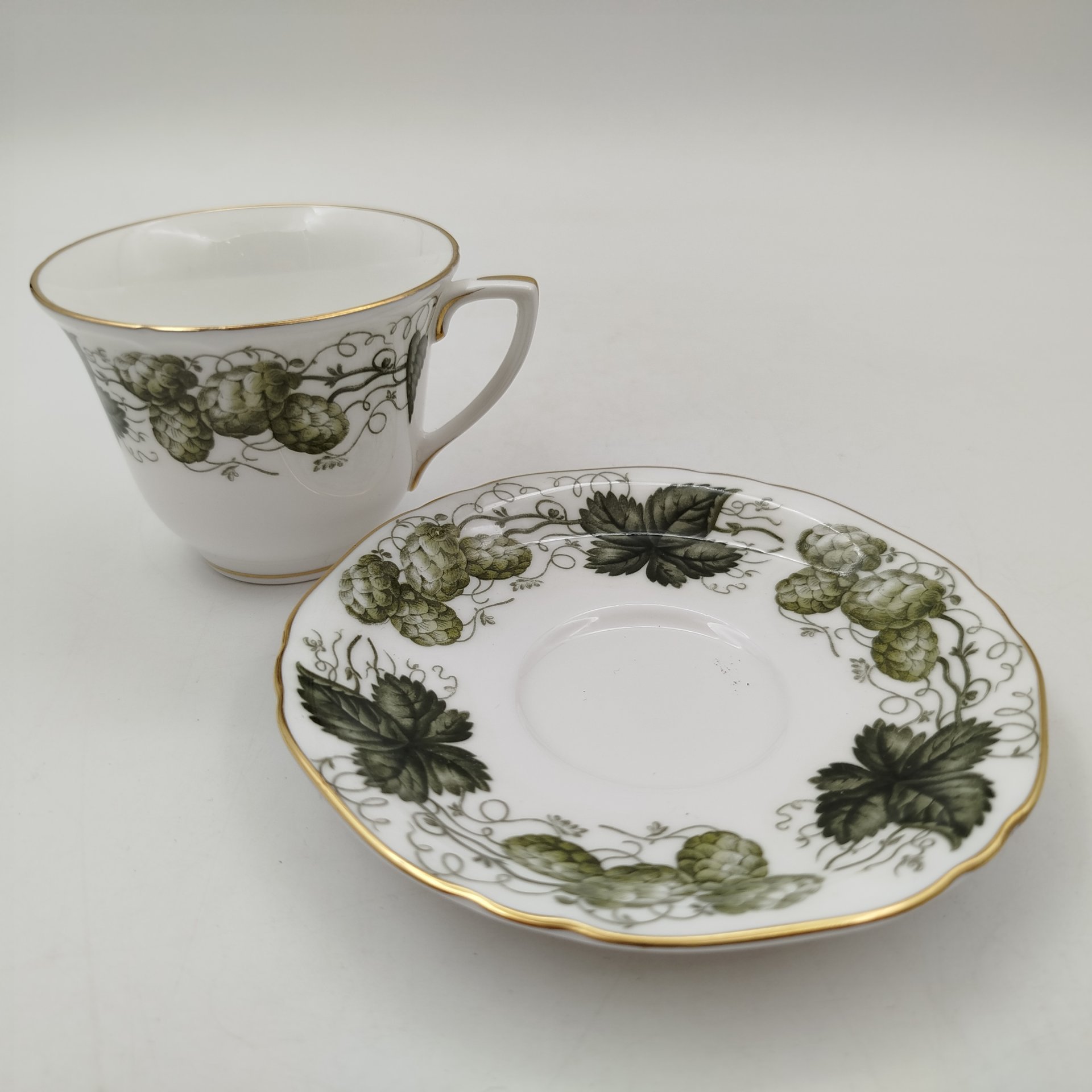 Кофейная пара "Вустерский хмель", фарфор, деколь, золочение, Royal Worcester, Великобритания, 1965 г.