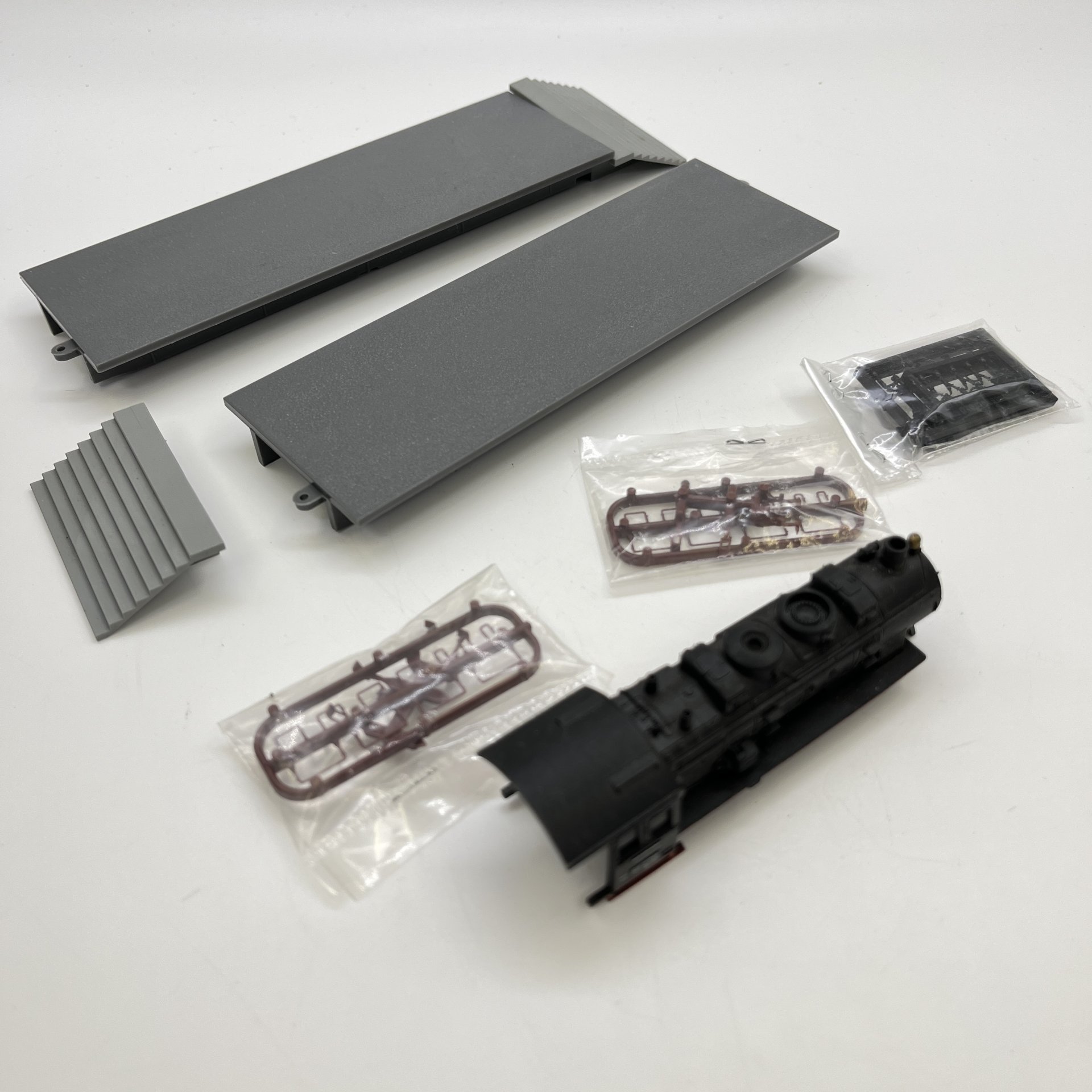 Набор из 2 платформ, корпуса паровоза и деталей для железной дороги, пластик, Piko, Германия, 1980-2000 гг.