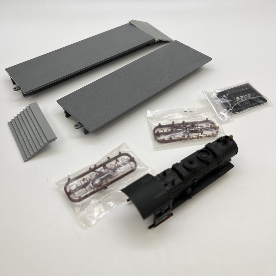 Набор из 2 платформ, корпуса паровоза и деталей для железной дороги, пластик, Piko, Германия, 1980-2000 гг.